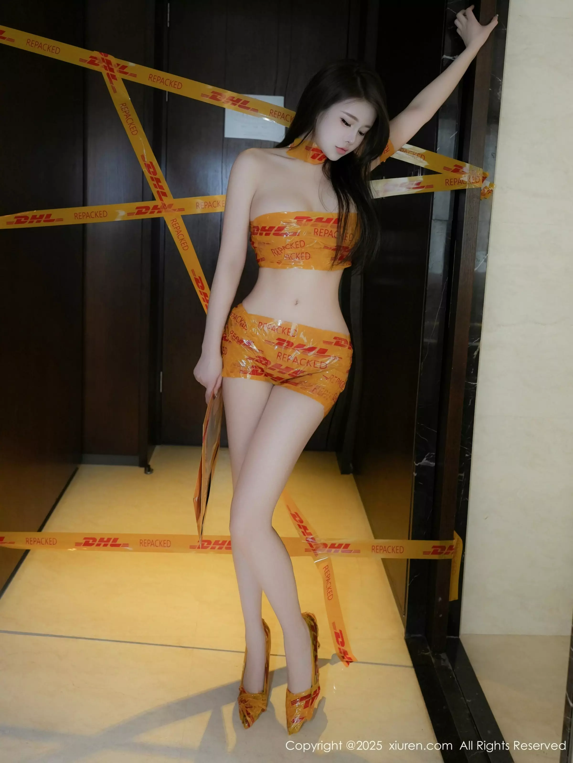 [[XiuRen秀人网]秀人网]No.10016_模特甜妮户外性感黄色胶带裹身秀完美身材白嫩肌肤诱惑写真76P