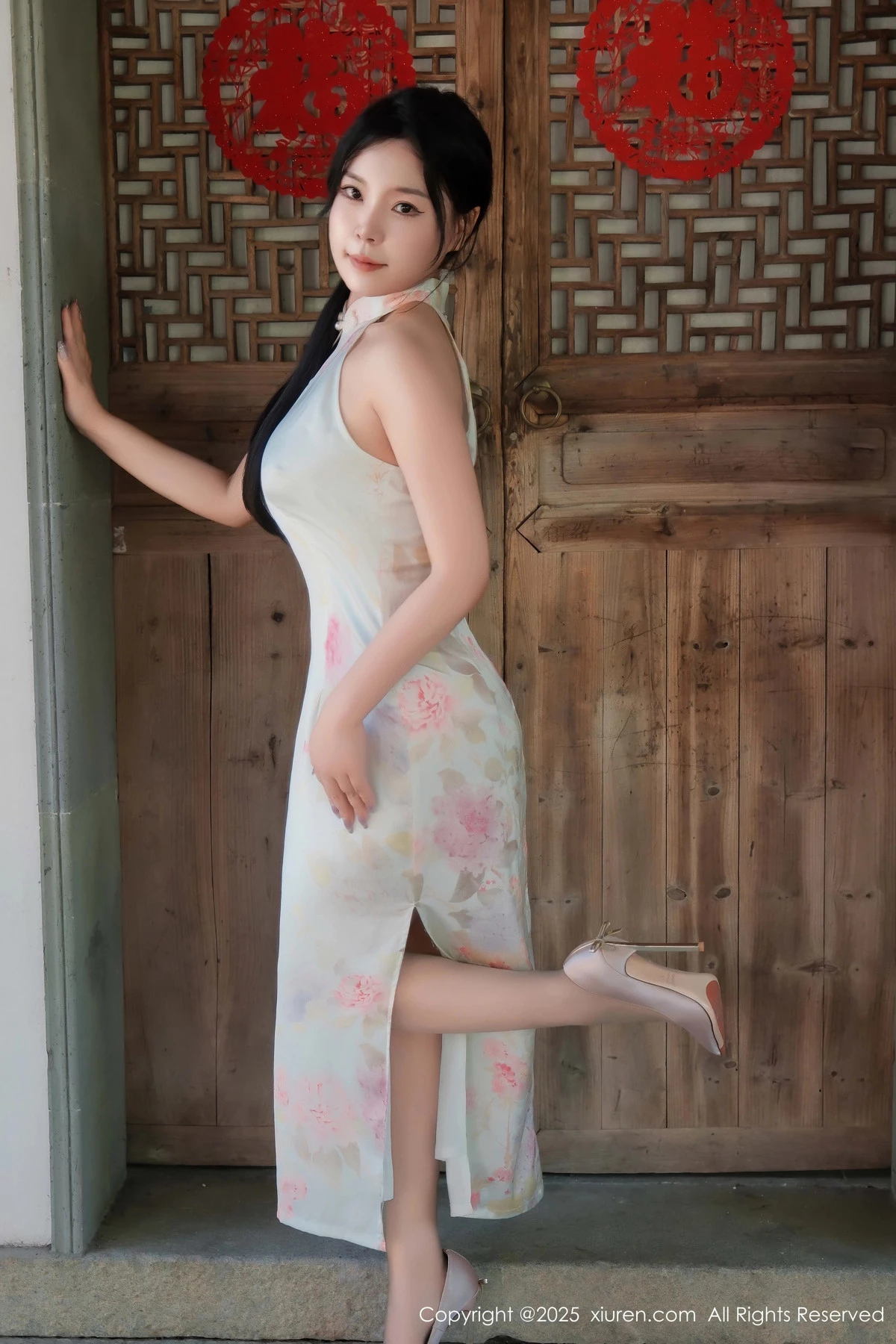 [[XiuRen秀人网]秀人网]No.9893_模特麦田性感浅蓝色旗袍配超薄无内肉丝秀曼妙身姿撩人诱惑写真70P