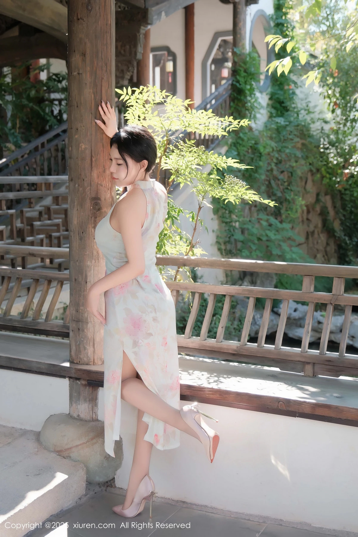 [[XiuRen秀人网]秀人网]No.9893_模特麦田性感浅蓝色旗袍配超薄无内肉丝秀曼妙身姿撩人诱惑写真70P