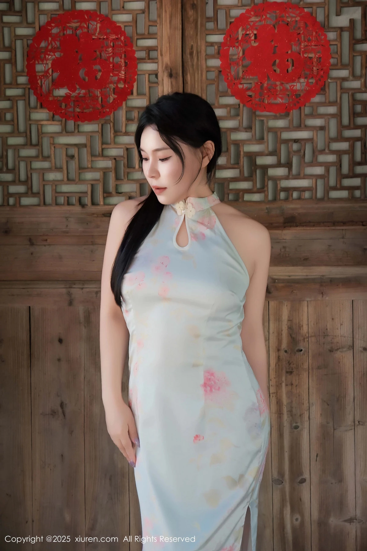 [[XiuRen秀人网]秀人网]No.9893_模特麦田性感浅蓝色旗袍配超薄无内肉丝秀曼妙身姿撩人诱惑写真70P