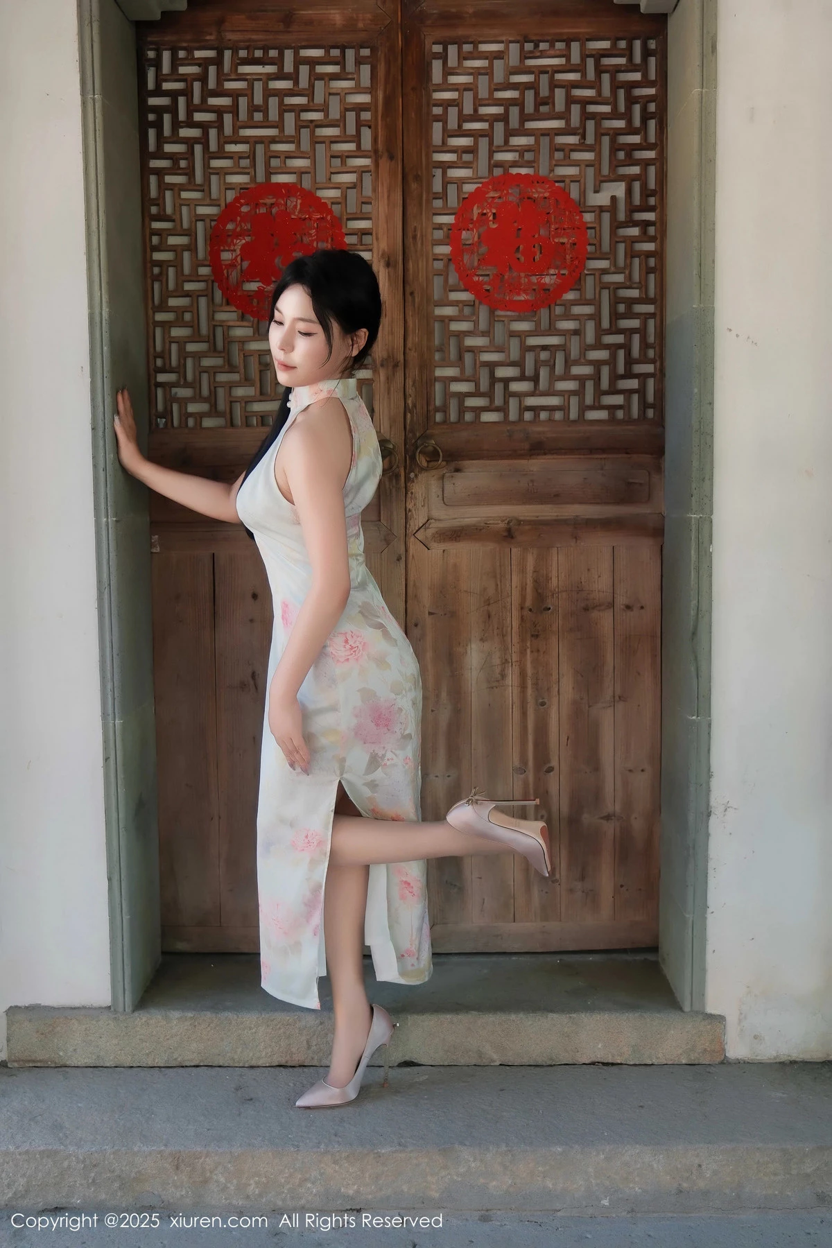 [[XiuRen秀人网]秀人网]No.9893_模特麦田性感浅蓝色旗袍配超薄无内肉丝秀曼妙身姿撩人诱惑写真70P