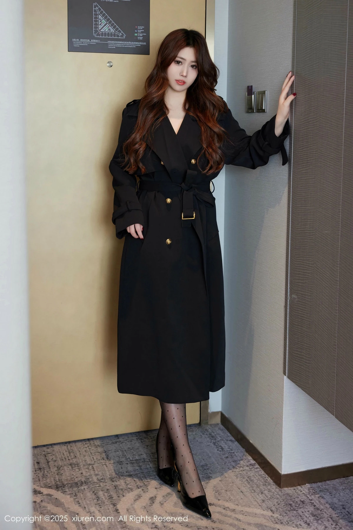 [[XiuRen秀人网]秀人网]No.9913_模特蛋蛋宝黑色OL服饰露性感黑色情趣内衣秀丰腴身材诱惑写真71P