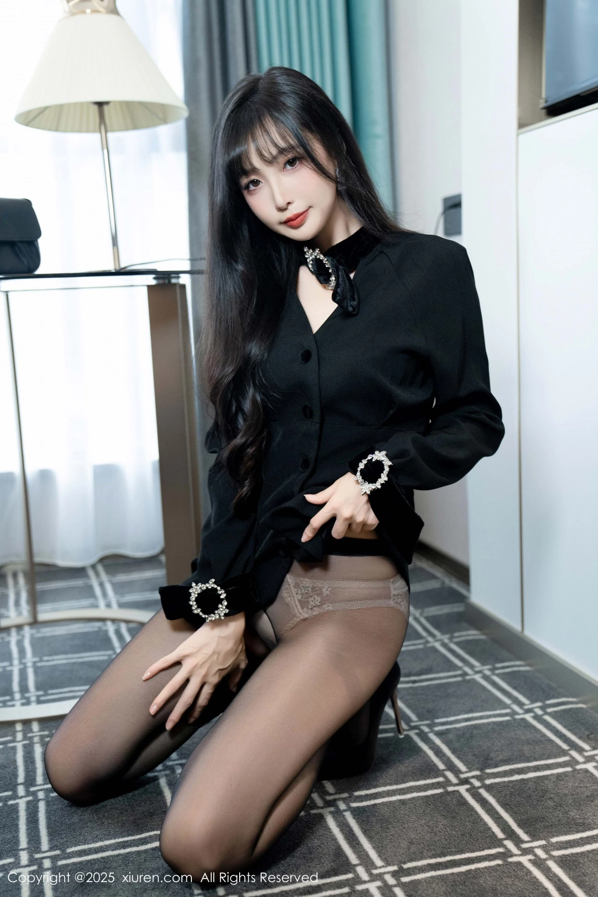 [[XiuRen秀人网]秀人网]No.9918_模特樱桃小阑子黑色外套露性感内衣配开档黑丝秀曼妙身姿诱惑写真99P