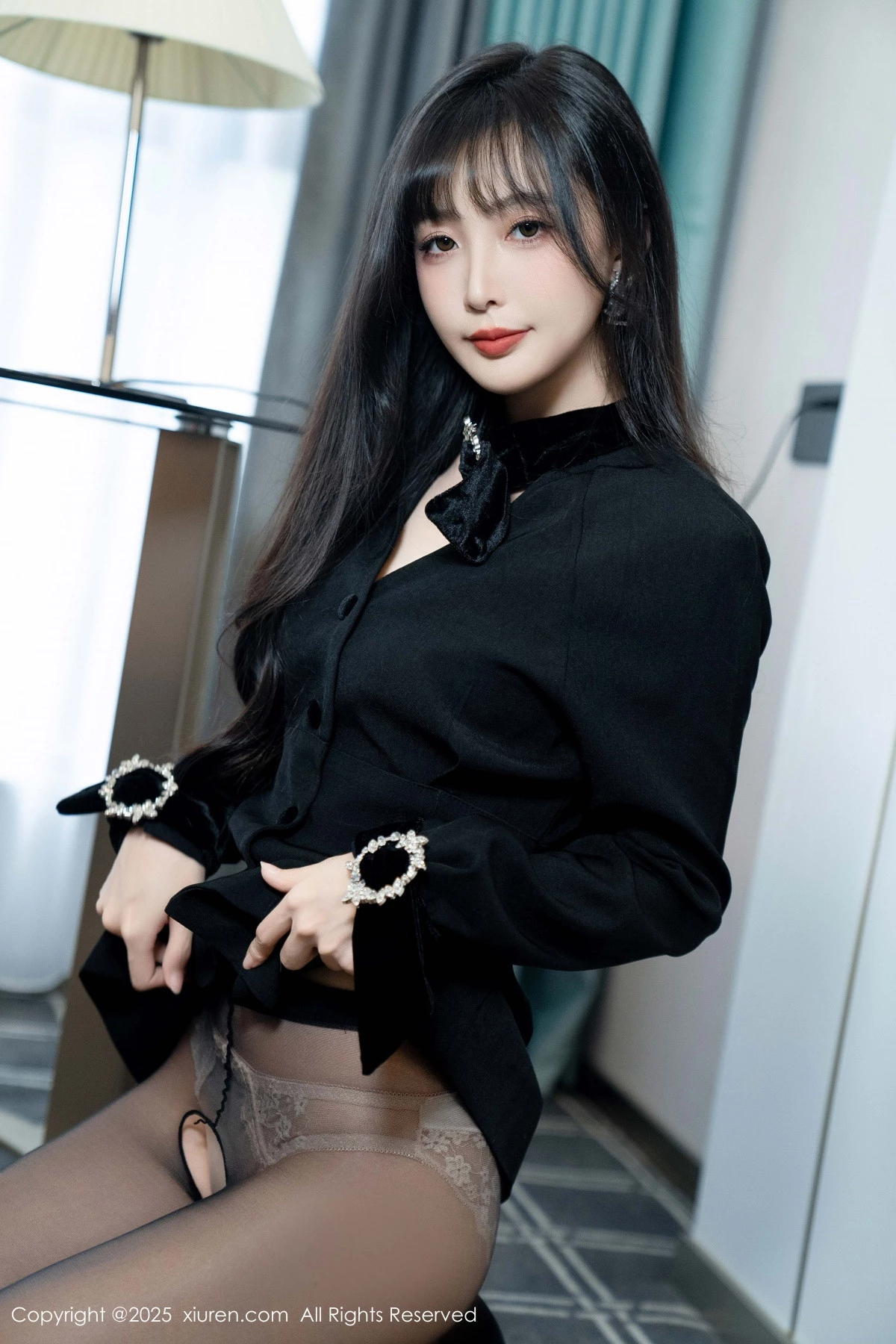 [[XiuRen秀人网]秀人网]No.9918_模特樱桃小阑子黑色外套露性感内衣配开档黑丝秀曼妙身姿诱惑写真99P