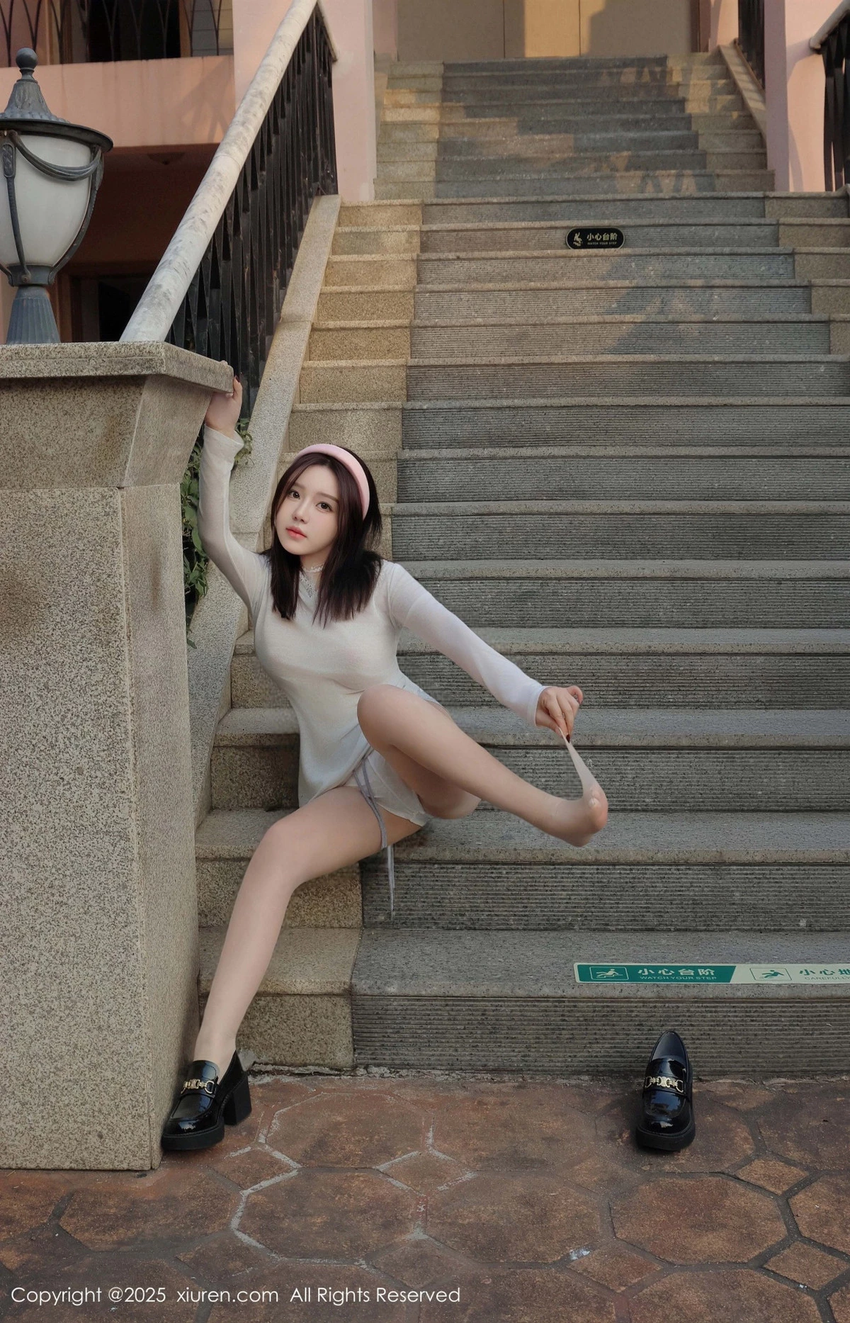 [[XiuRen秀人网]秀人网]No.9923_模特小薯条nienie性感薄透白T恤配超薄肉丝秀惹火身材诱惑写真50P