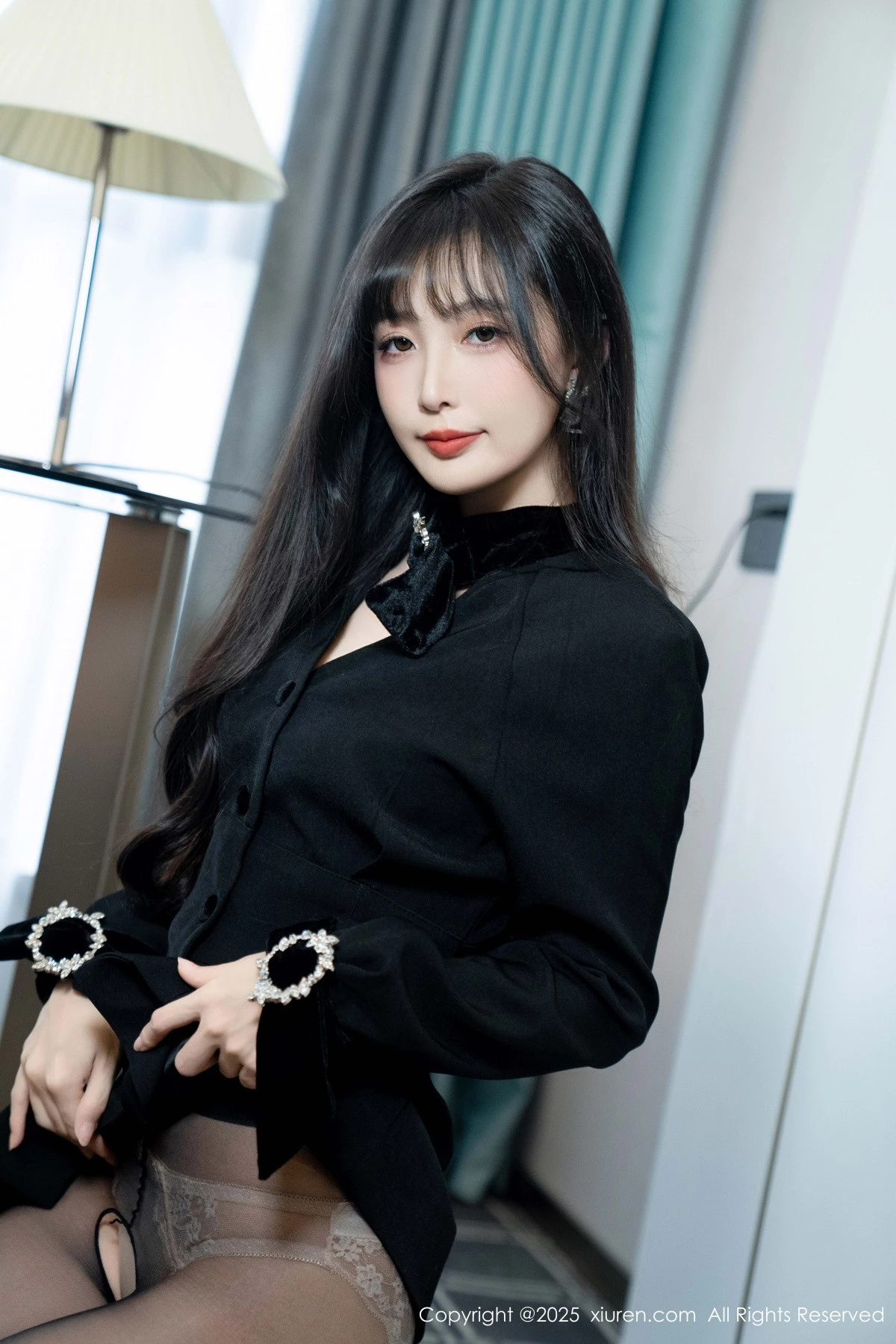 [[XiuRen秀人网]秀人网]No.9918_模特樱桃小阑子黑色外套露性感内衣配开档黑丝秀曼妙身姿诱惑写真99P