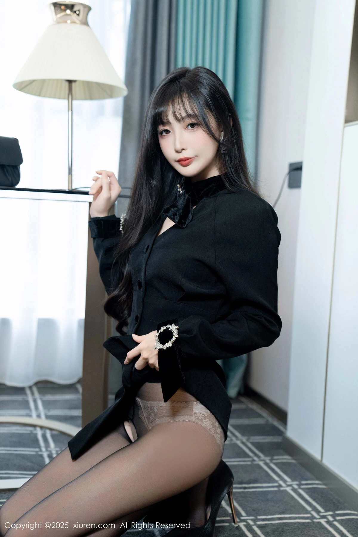 [[XiuRen秀人网]秀人网]No.9918_模特樱桃小阑子黑色外套露性感内衣配开档黑丝秀曼妙身姿诱惑写真99P