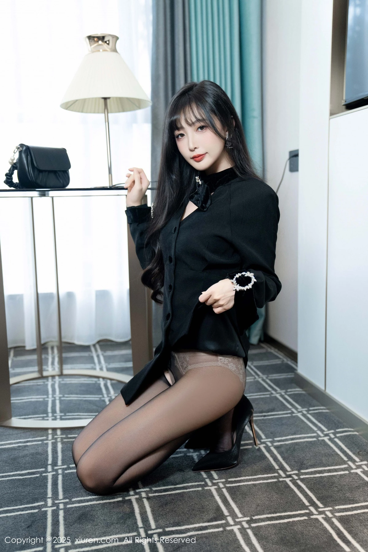 [[XiuRen秀人网]秀人网]No.9918_模特樱桃小阑子黑色外套露性感内衣配开档黑丝秀曼妙身姿诱惑写真99P