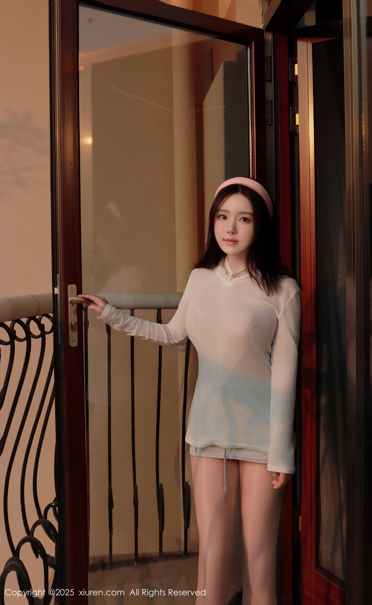 [[XiuRen秀人网]秀人网]No.9923_模特小薯条nienie性感薄透白T恤配超薄肉丝秀惹火身材诱惑写真50P