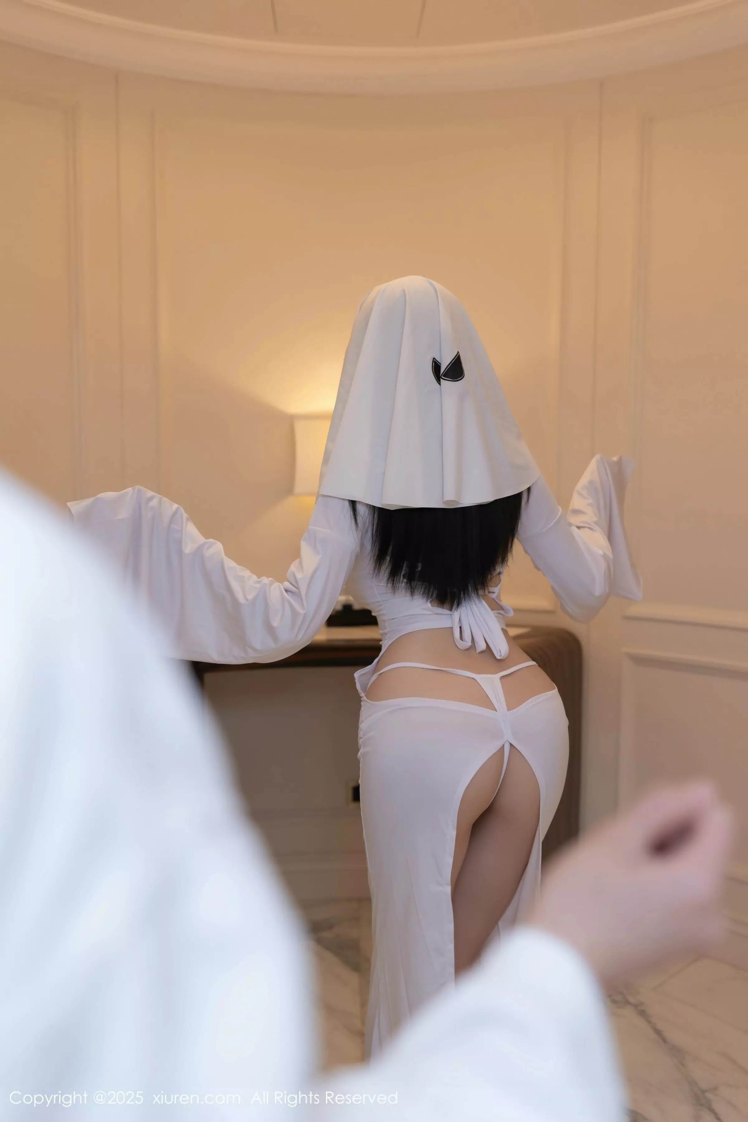 [[XiuRen秀人网]秀人网]No.10035_模特安然anran性感白色连衣短裙配白色丝袜秀曼妙身姿诱惑写真80P