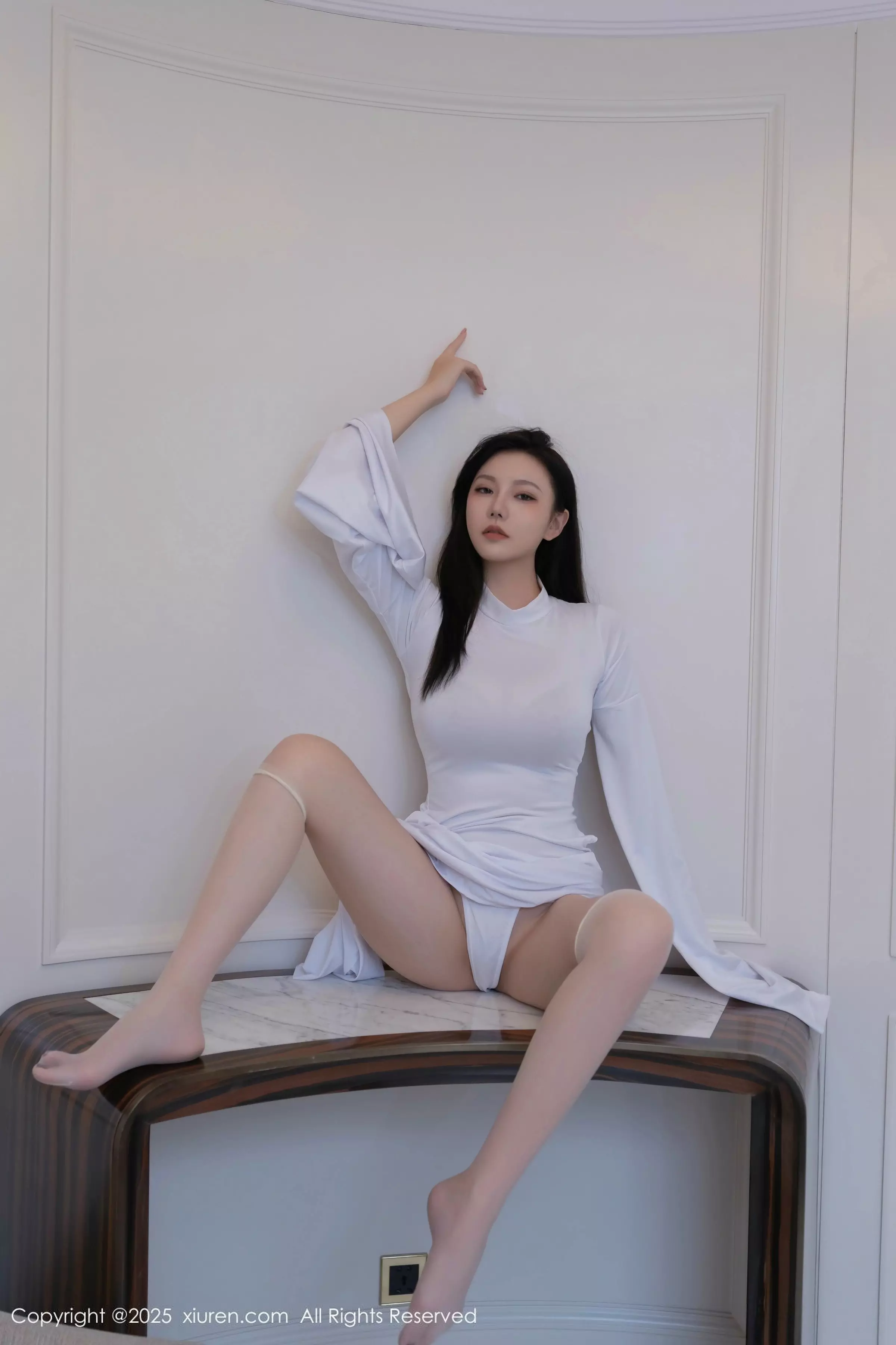 [[XiuRen秀人网]秀人网]No.10035_模特安然anran性感白色连衣短裙配白色丝袜秀曼妙身姿诱惑写真80P