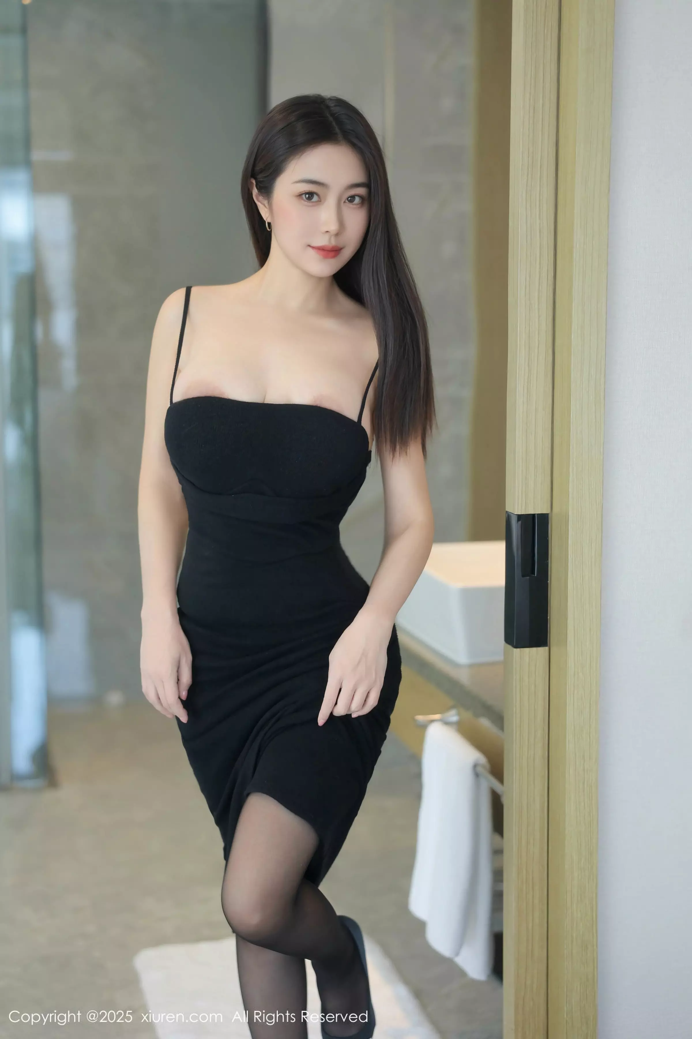 [[XiuRen秀人网]秀人网]No.10070_新人模特玉晨性感黒色吊带长裙配超薄黑丝秀凹凸身材诱惑写真76P