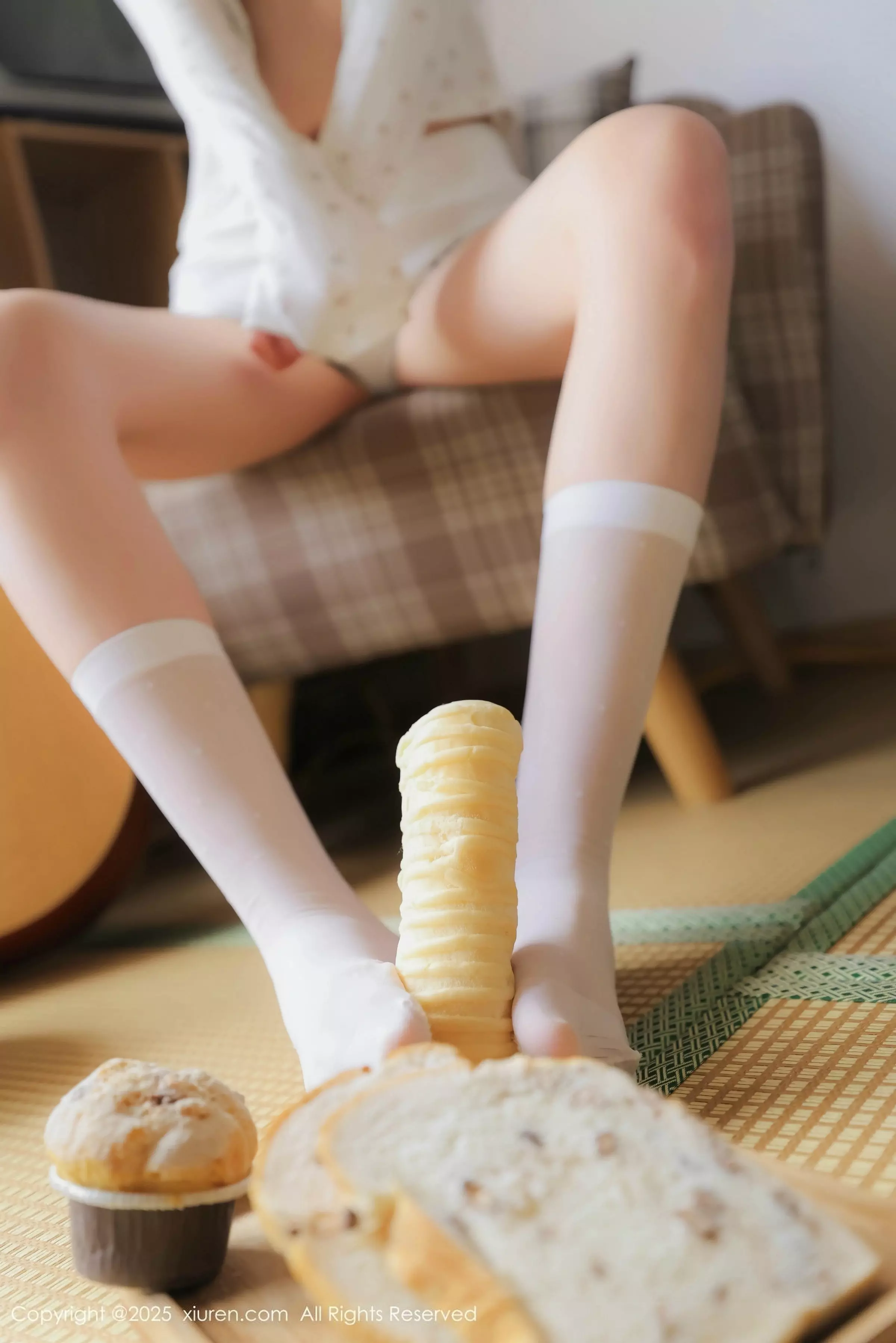 [[XiuRen秀人网]秀人网]No.10073_模特奶芙乔乔性感原木棉吊带配白色丝袜秀凹凸身材完美诱惑写真70P