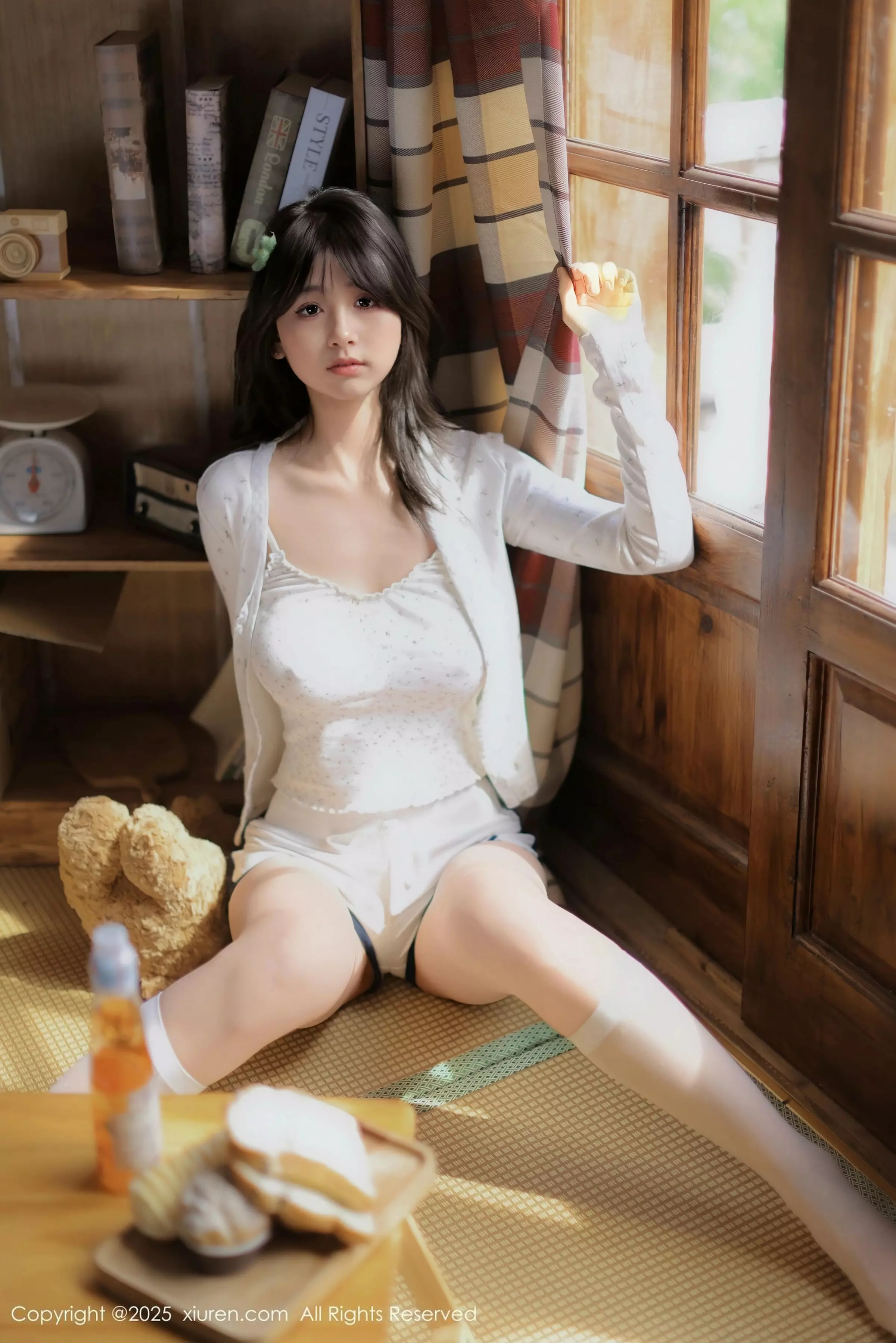 [[XiuRen秀人网]秀人网]No.10073_模特奶芙乔乔性感原木棉吊带配白色丝袜秀凹凸身材完美诱惑写真70P