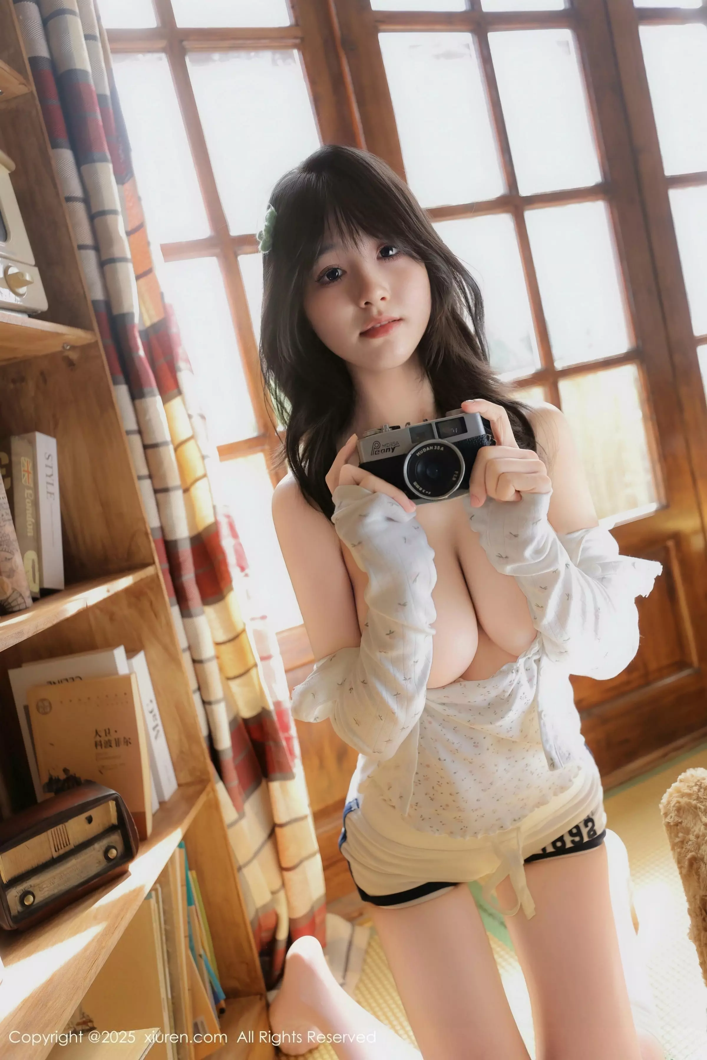 [[XiuRen秀人网]秀人网]No.10073_模特奶芙乔乔性感原木棉吊带配白色丝袜秀凹凸身材完美诱惑写真70P