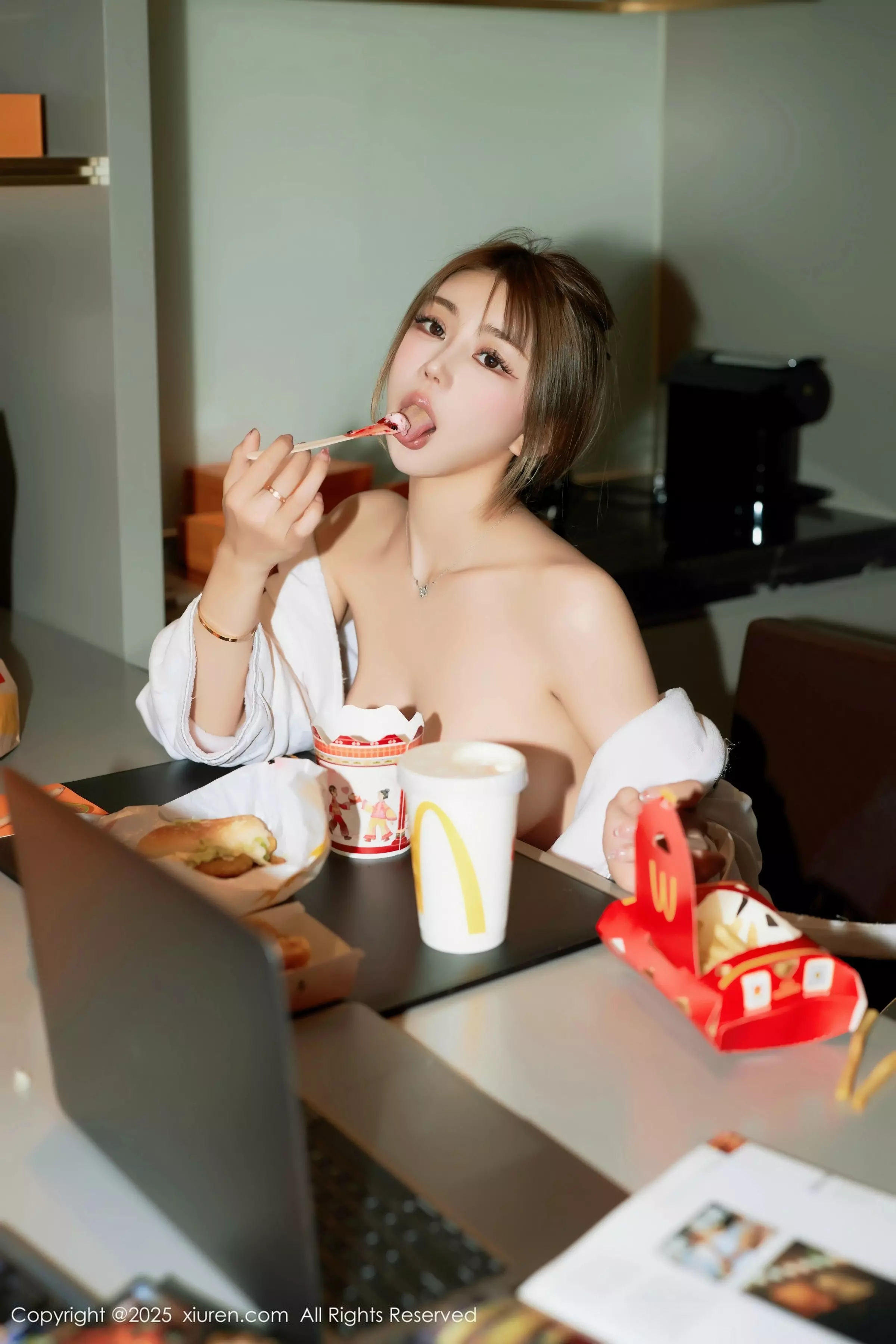 [[XiuRen秀人网]秀人网]No.10072_模特Zoe柚柚外卖主题性感白色浴袍半脱秀凹凸身材撩人诱惑写真71P