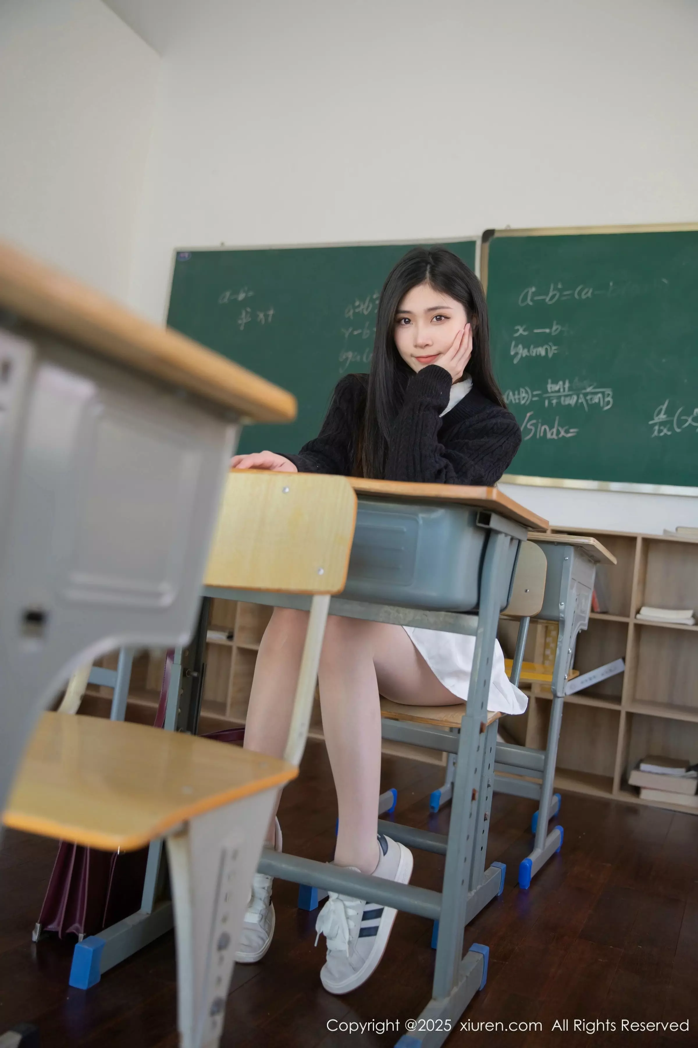 [[XiuRen秀人网]秀人网]No.10078_模特刘婷婷教室场景性感白色短裙配白丝袜秀完美身材诱惑写真80P