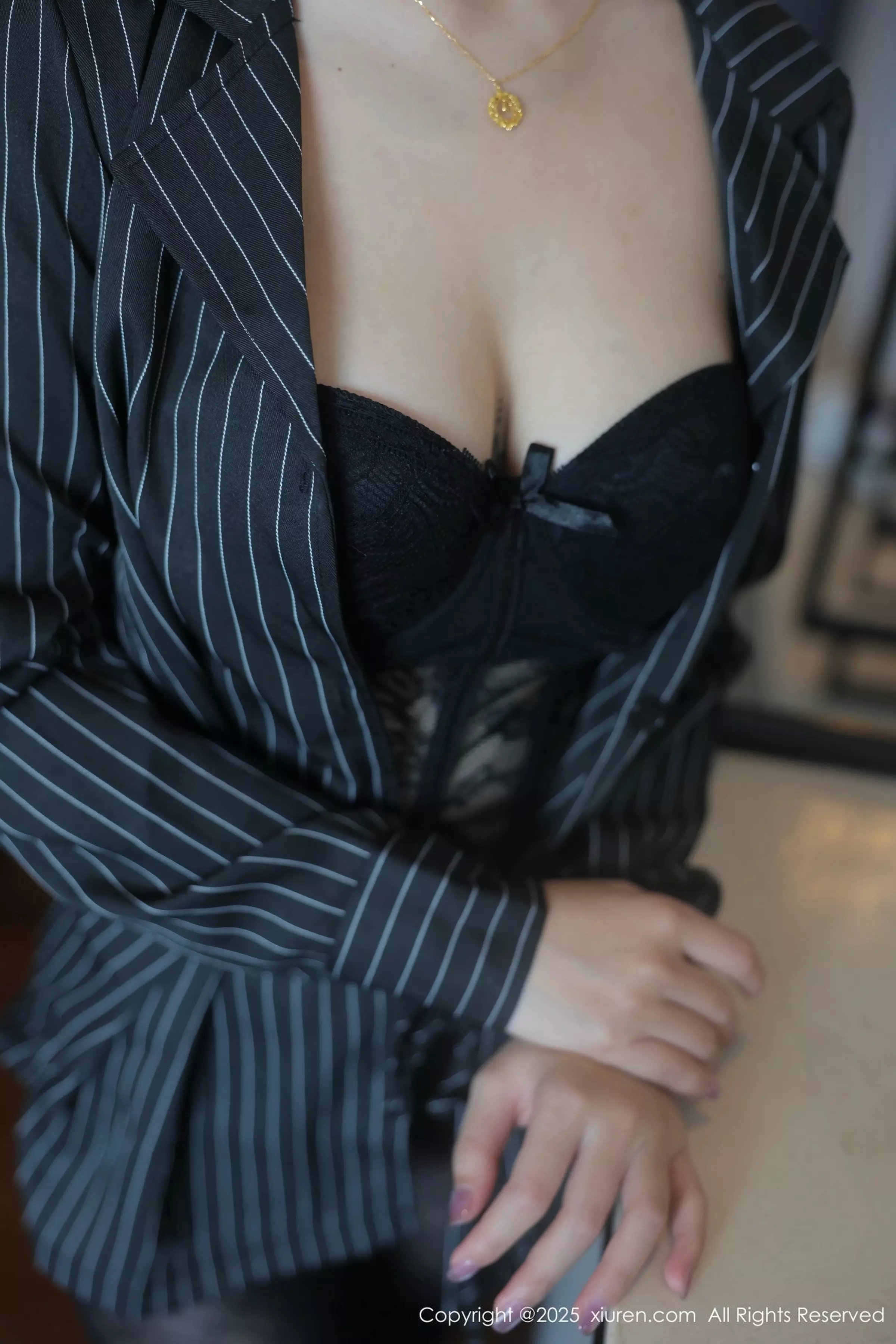 [[XiuRen秀人网]秀人网]No.10076_模特汐子性感黑色OL服饰配超薄黑丝半脱秀翘臀美腿诱惑写真79P