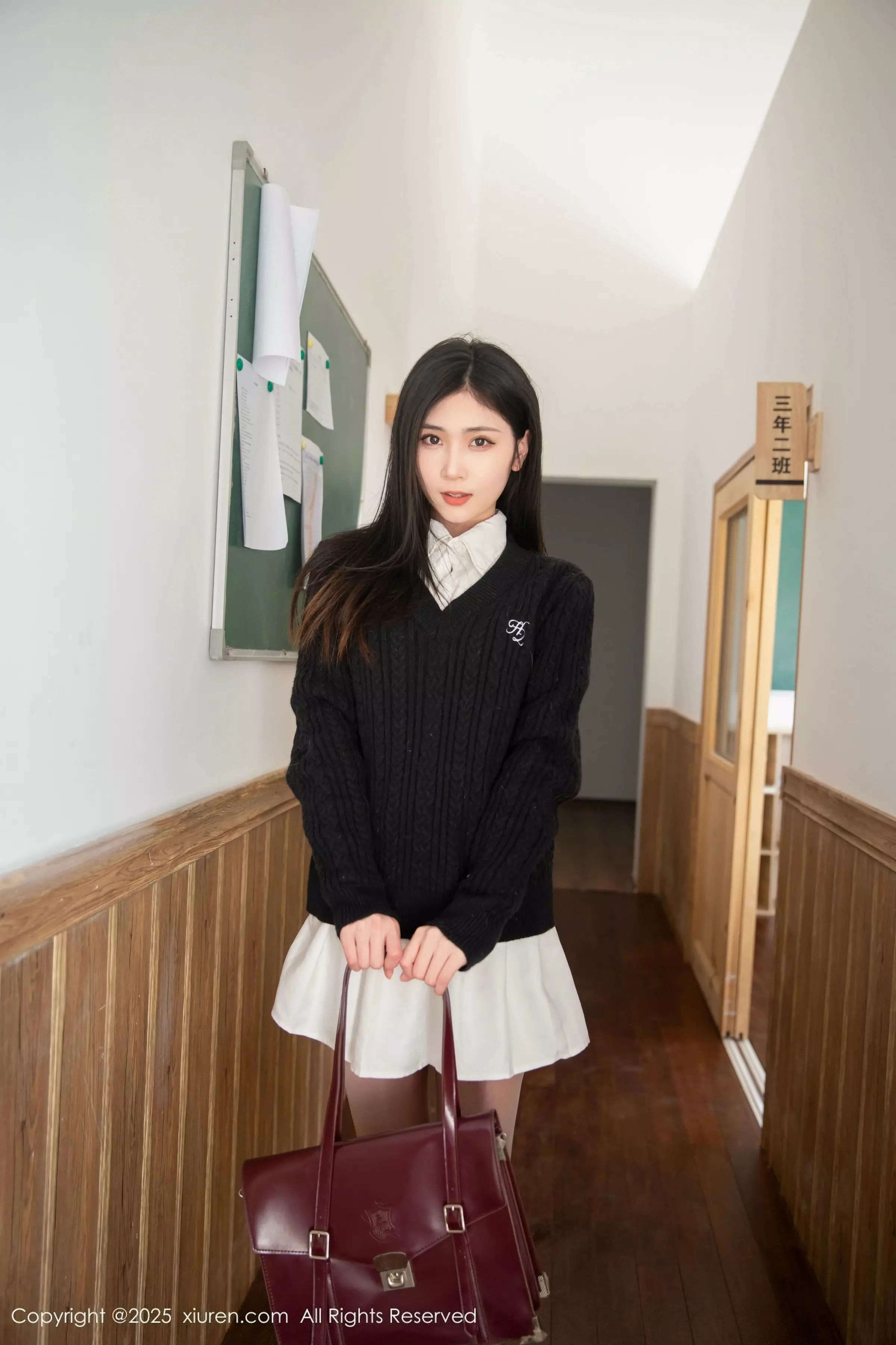 [[XiuRen秀人网]秀人网]No.10078_模特刘婷婷教室场景性感白色短裙配白丝袜秀完美身材诱惑写真80P