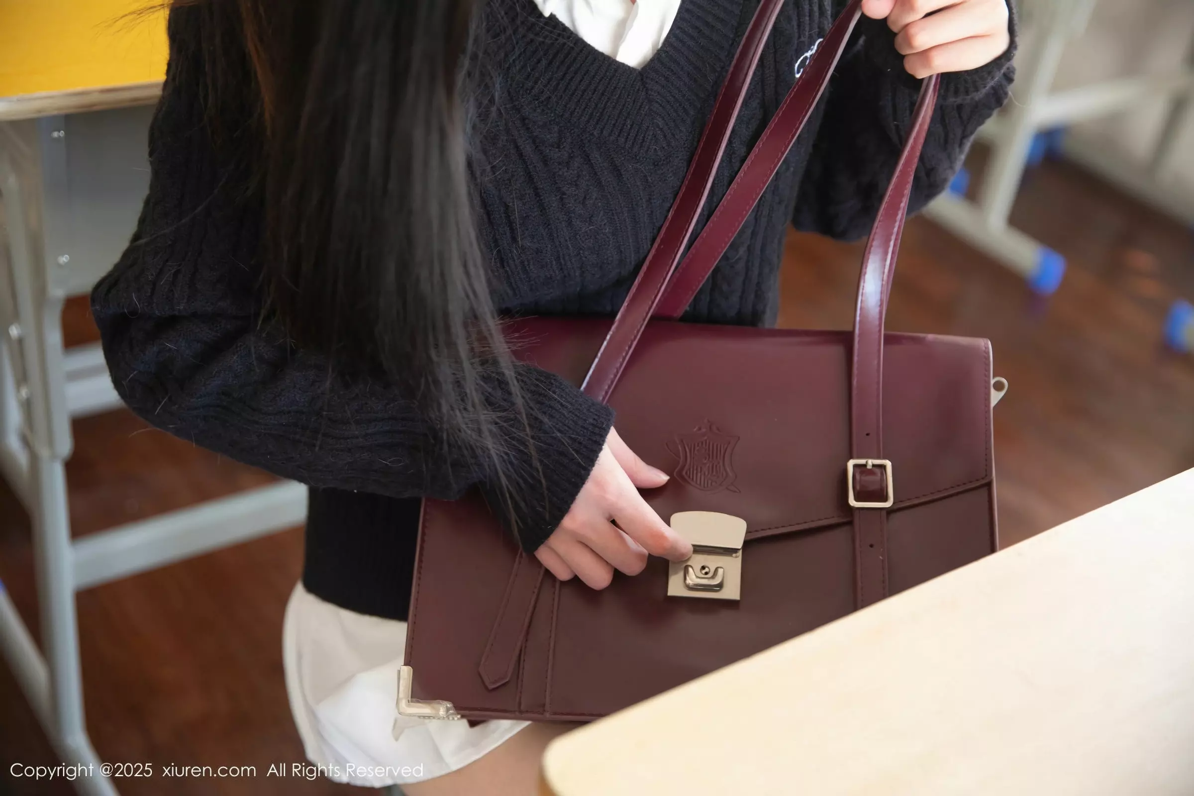 [[XiuRen秀人网]秀人网]No.10078_模特刘婷婷教室场景性感白色短裙配白丝袜秀完美身材诱惑写真80P