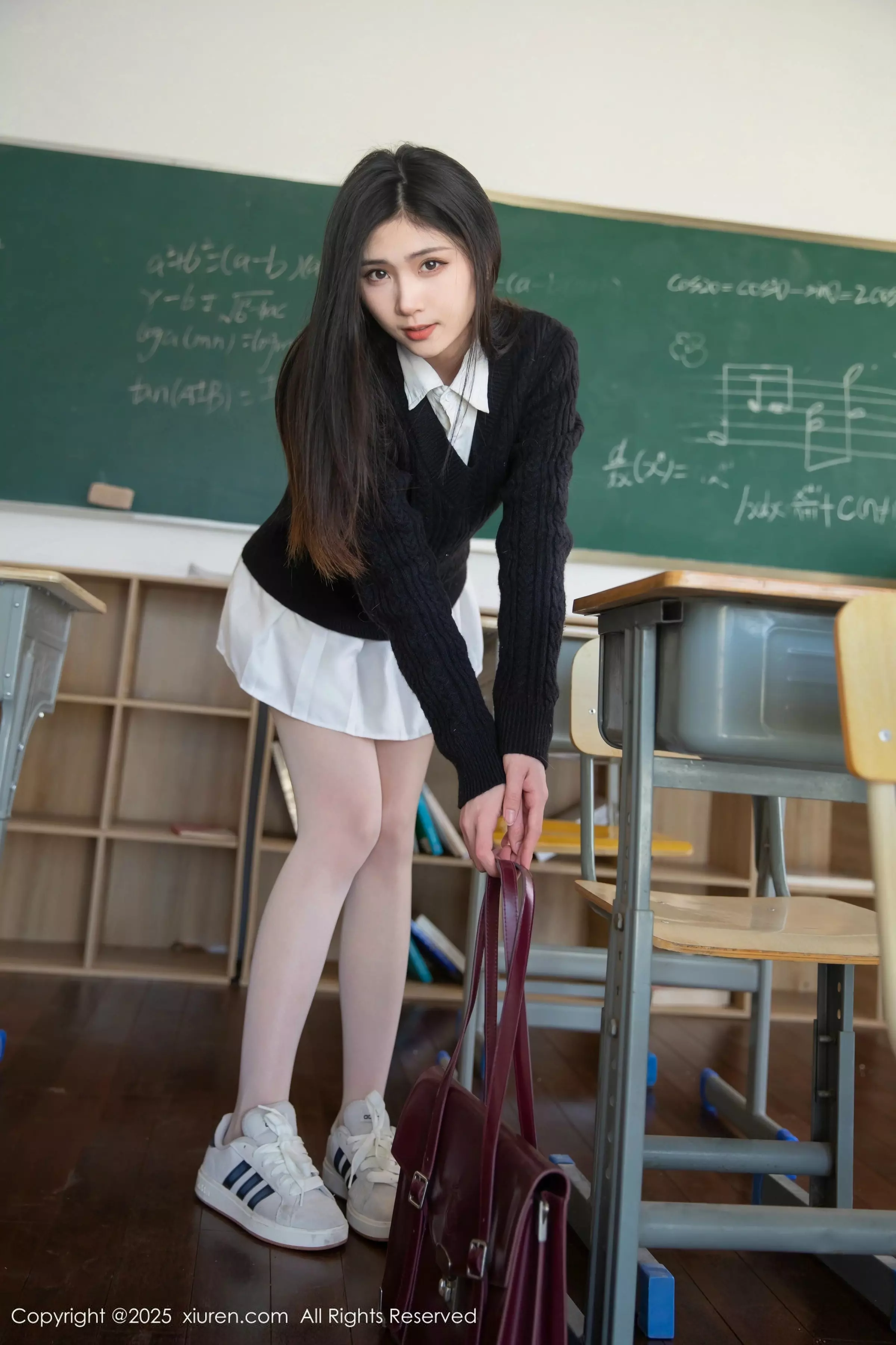 [[XiuRen秀人网]秀人网]No.10078_模特刘婷婷教室场景性感白色短裙配白丝袜秀完美身材诱惑写真80P