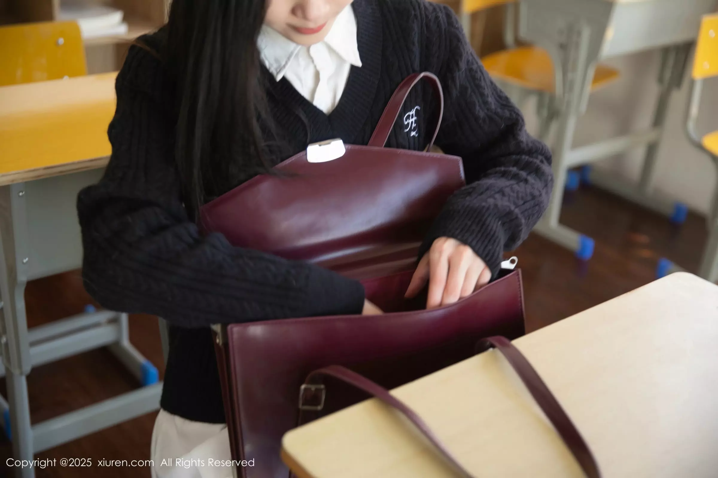 [[XiuRen秀人网]秀人网]No.10078_模特刘婷婷教室场景性感白色短裙配白丝袜秀完美身材诱惑写真80P