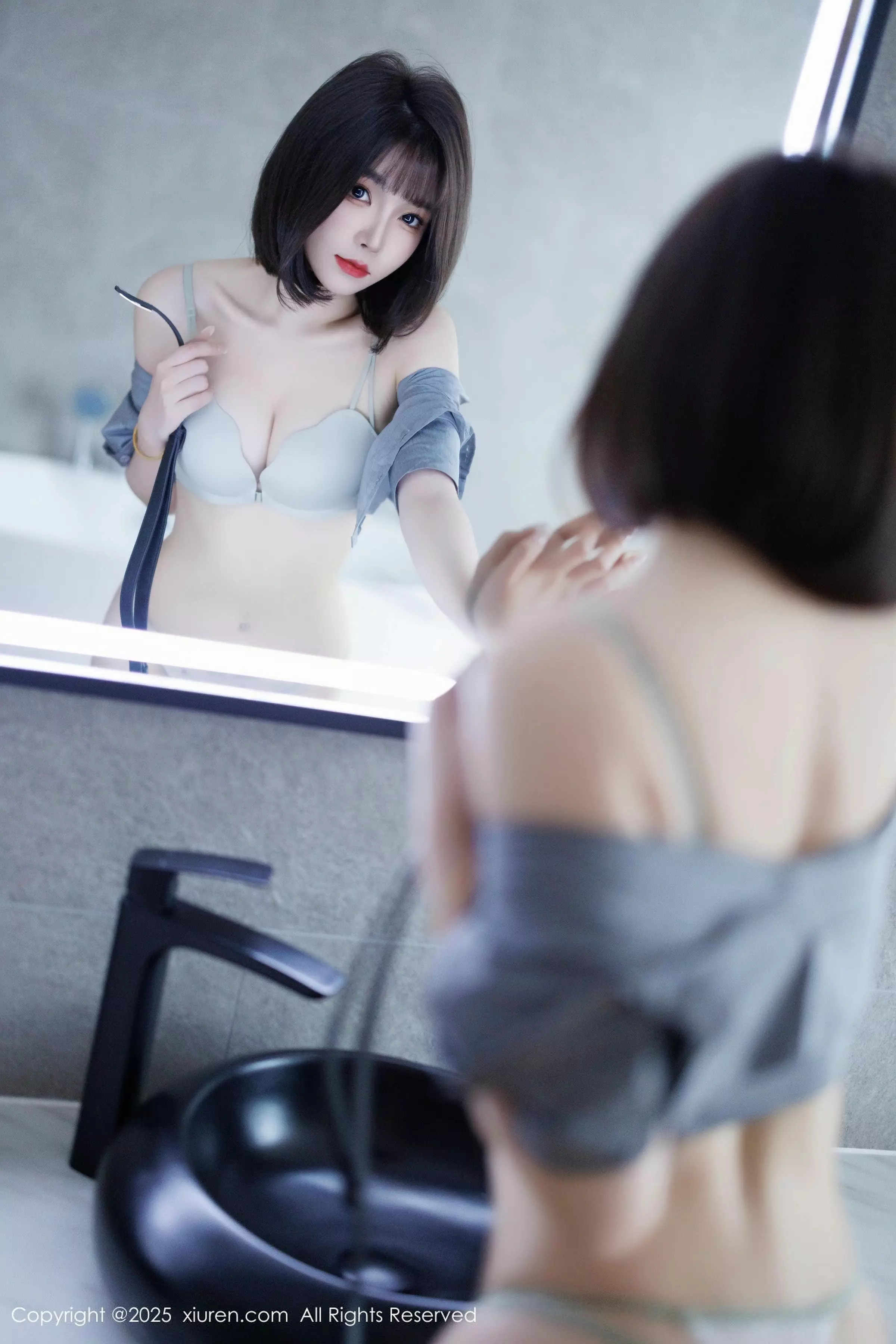 [[XiuRen秀人网]秀人网]No.10080_女神徐莉芝Booty灰色衬衫配黑短裙露灰丝袜秀曼妙身姿诱惑写真81P