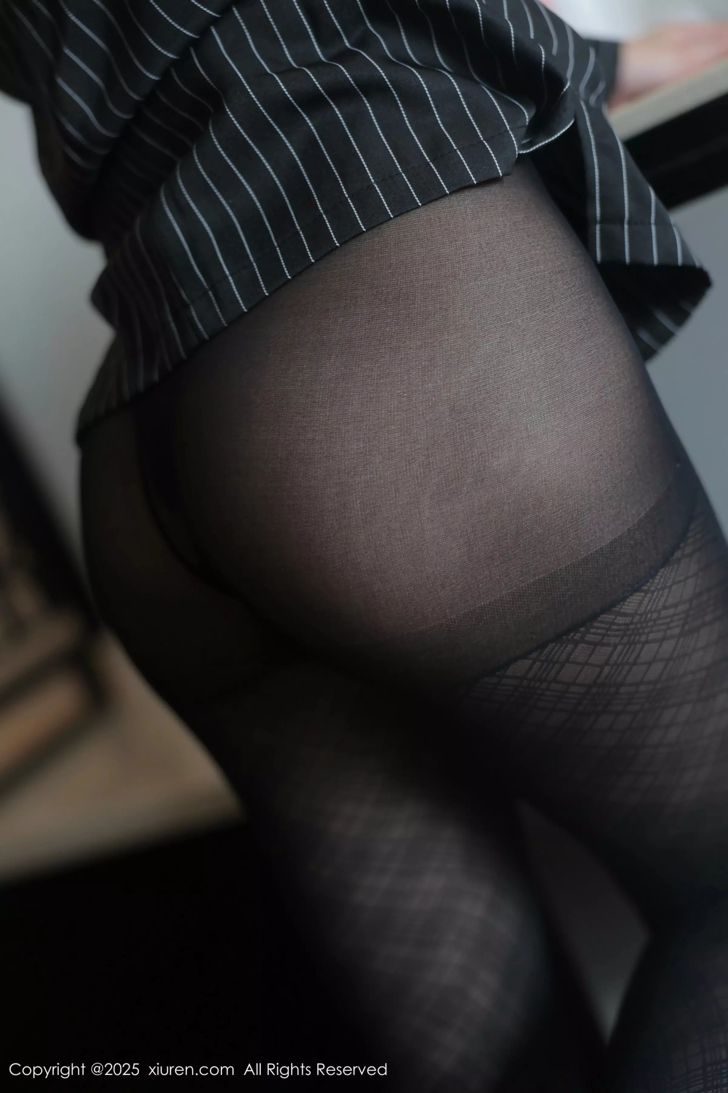 [[XiuRen秀人网]秀人网]No.10076_模特汐子性感黑色OL服饰配超薄黑丝半脱秀翘臀美腿诱惑写真79P
