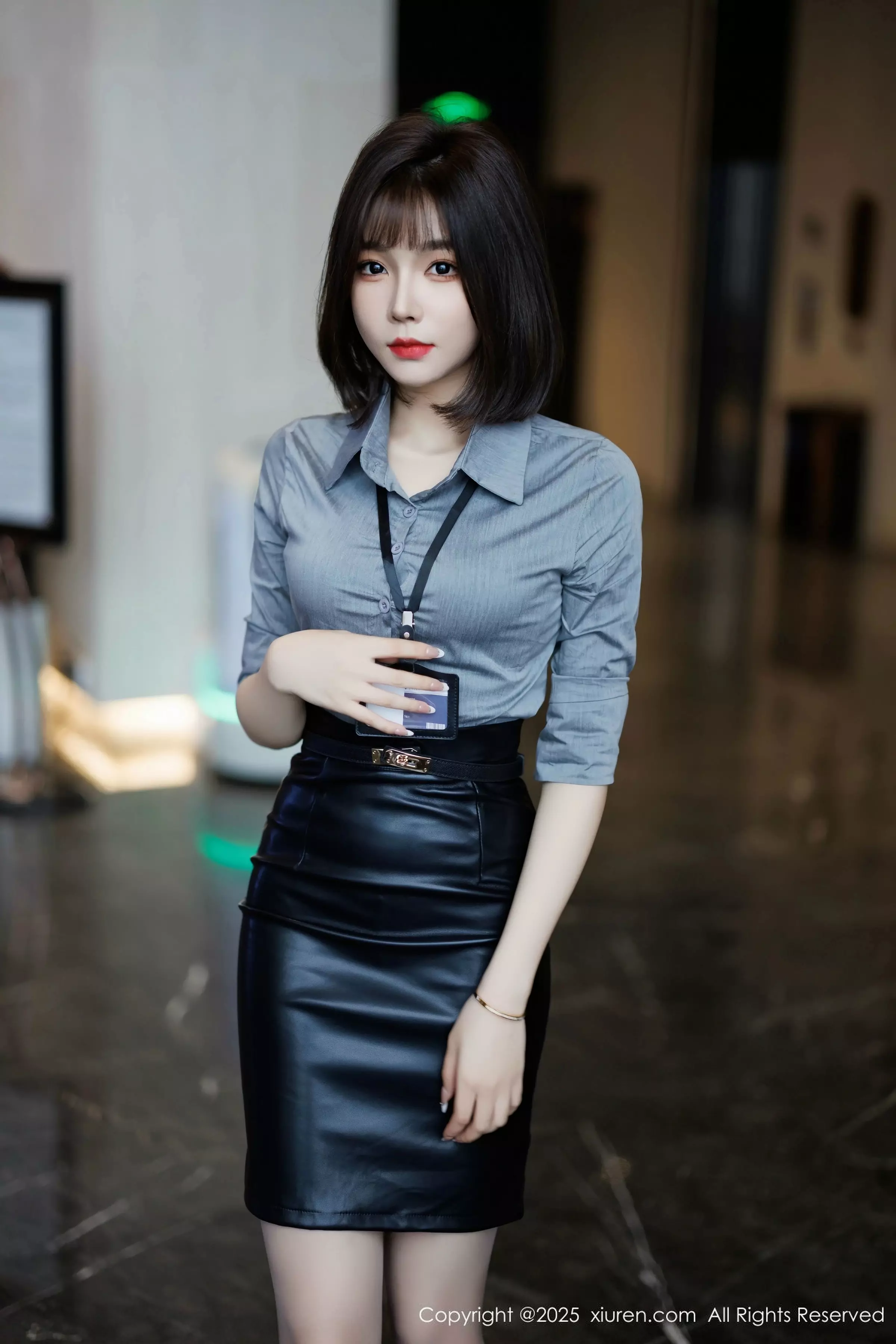 [[XiuRen秀人网]秀人网]No.10080_女神徐莉芝Booty灰色衬衫配黑短裙露灰丝袜秀曼妙身姿诱惑写真81P