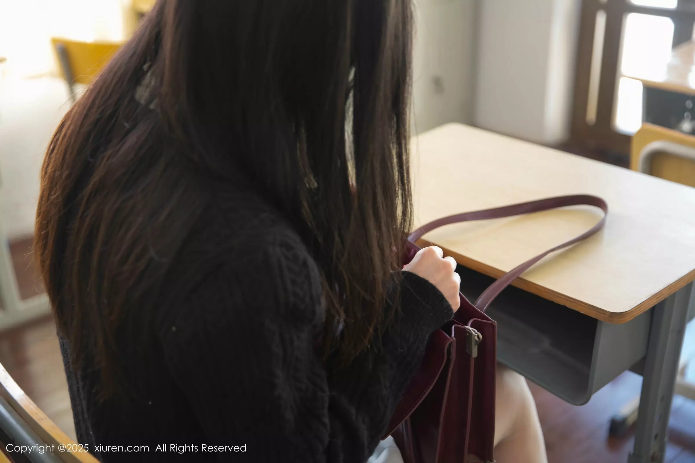 [[XiuRen秀人网]秀人网]No.10078_模特刘婷婷教室场景性感白色短裙配白丝袜秀完美身材诱惑写真80P