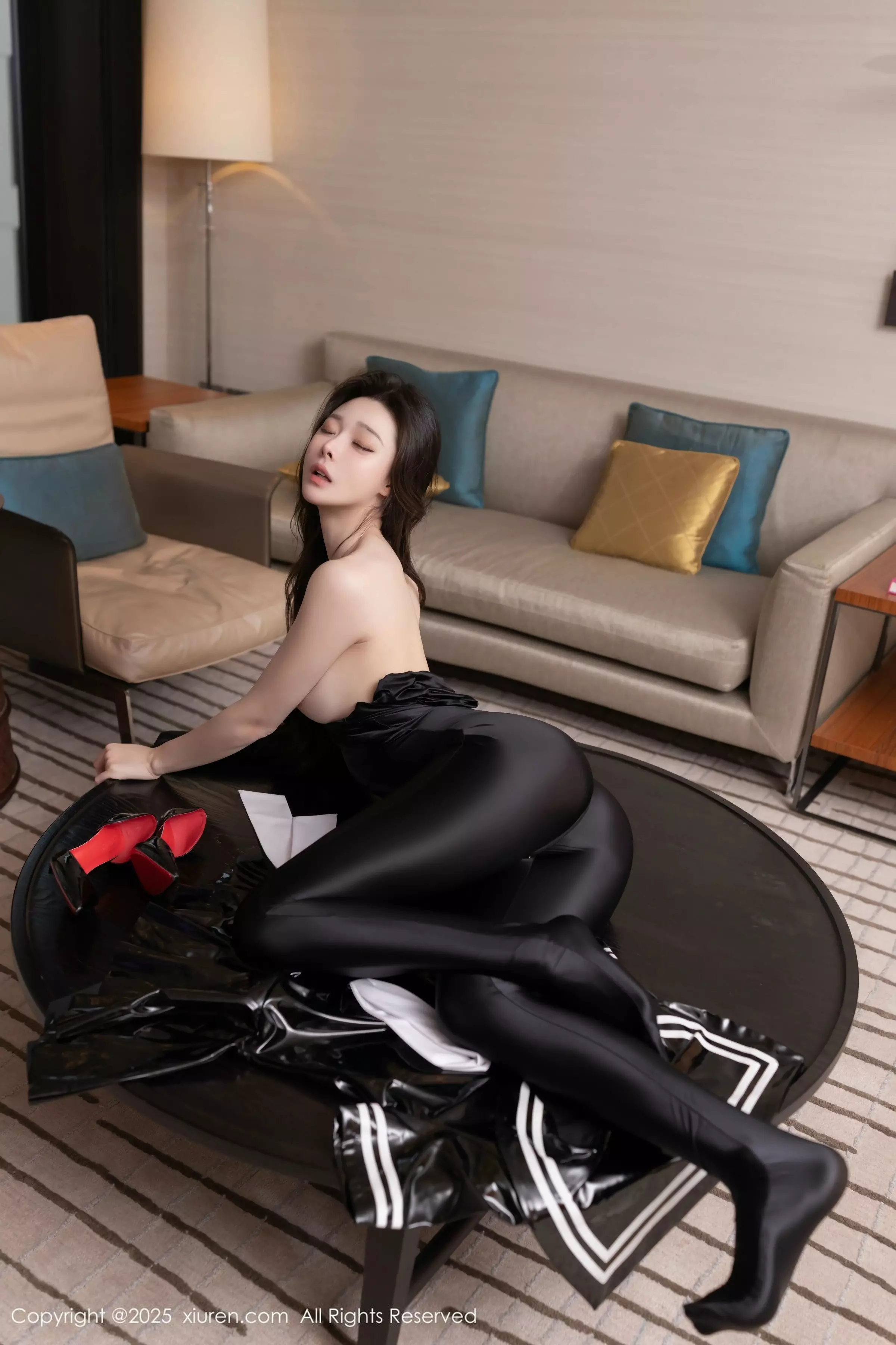 [[XiuRen秀人网]秀人网]No.10087_模特小逗逗性感黑色胶衣+魅惑连体黑丝秀曼妙身姿撩人诱惑写真82P