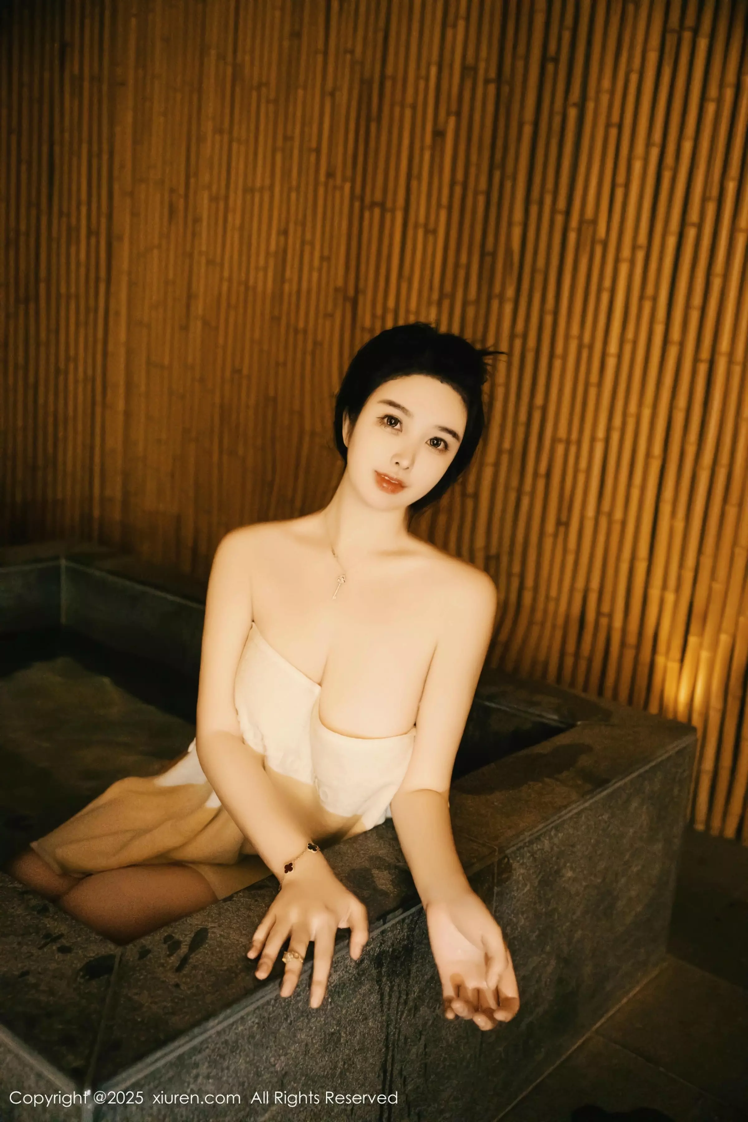 [[XiuRen秀人网]秀人网]No.10091_模特林若凡F温泉主题性感白色浴巾半撩秀丰腴身材惹火诱惑写真37P