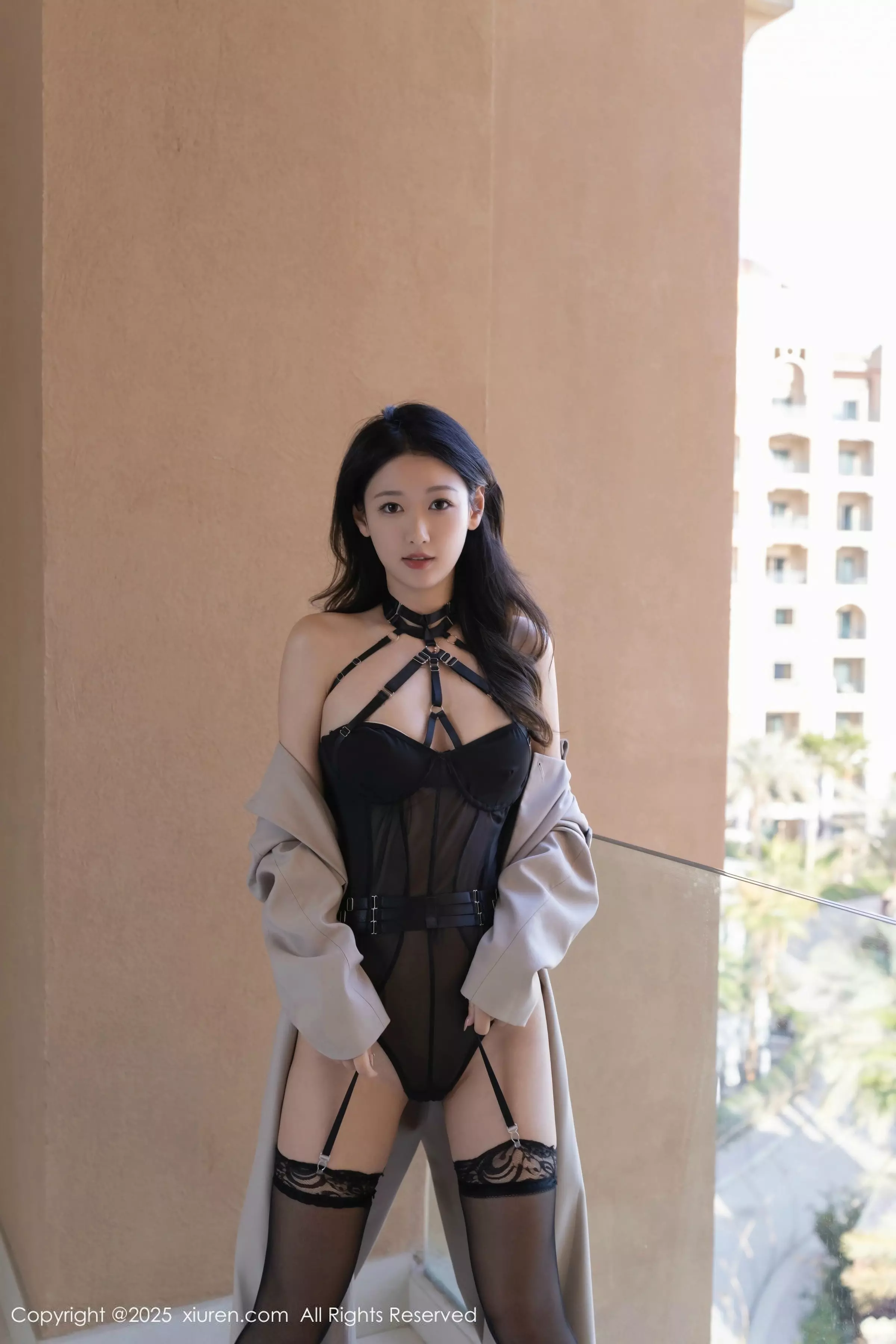 [[XiuRen秀人网]秀人网]No.10093_模特唐安琪性感浅色风衣露黑色情趣内衣配黑丝袜秀美腿诱惑写真81P