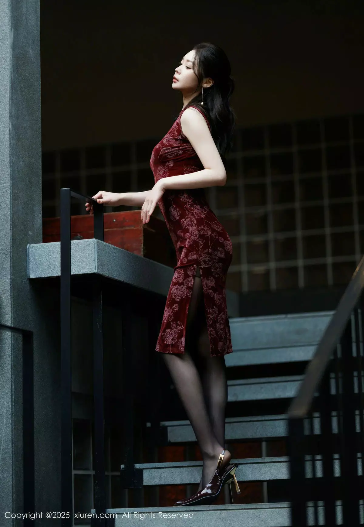 [[XiuRen秀人网]秀人网]No.10106_模特梦心玥红色旗袍露紫色情趣服饰配黑丝袜秀高挑身材诱惑写真82P