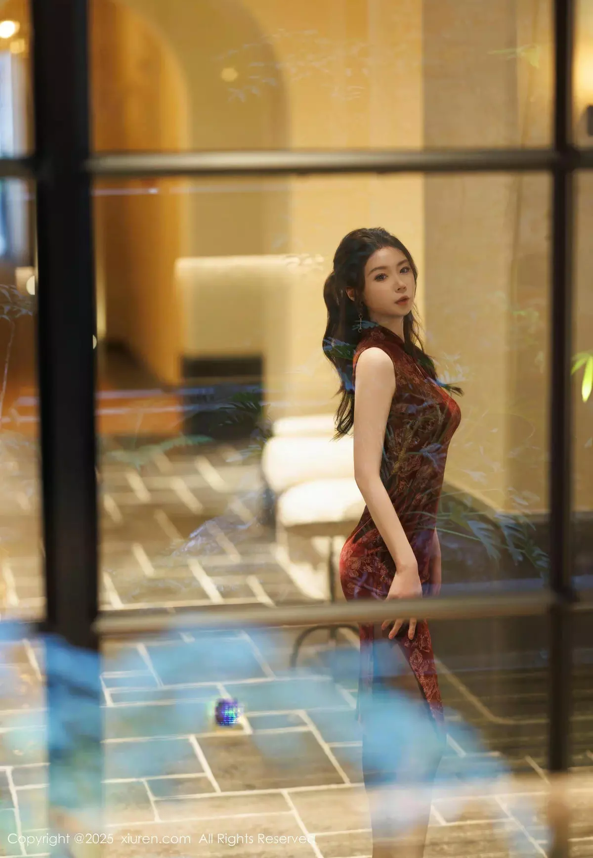 [[XiuRen秀人网]秀人网]No.10106_模特梦心玥红色旗袍露紫色情趣服饰配黑丝袜秀高挑身材诱惑写真82P