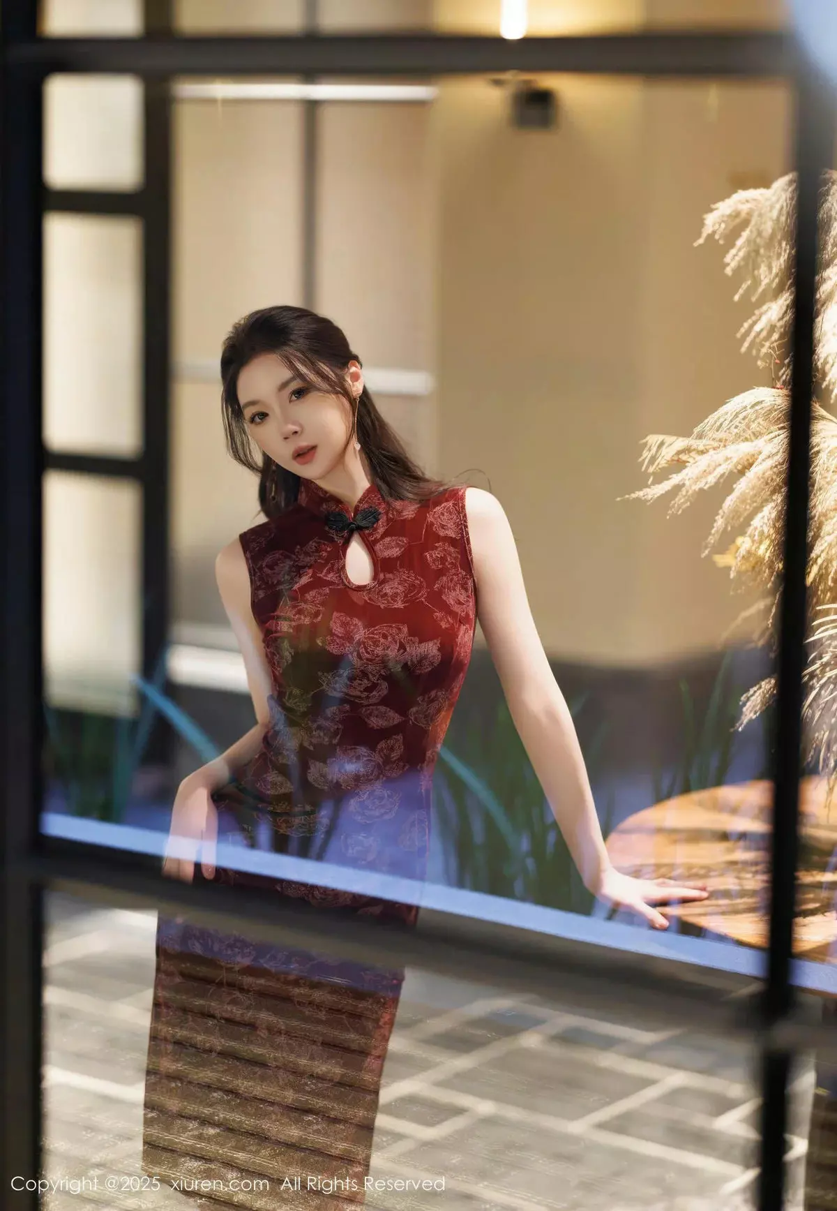 [[XiuRen秀人网]秀人网]No.10106_模特梦心玥红色旗袍露紫色情趣服饰配黑丝袜秀高挑身材诱惑写真82P