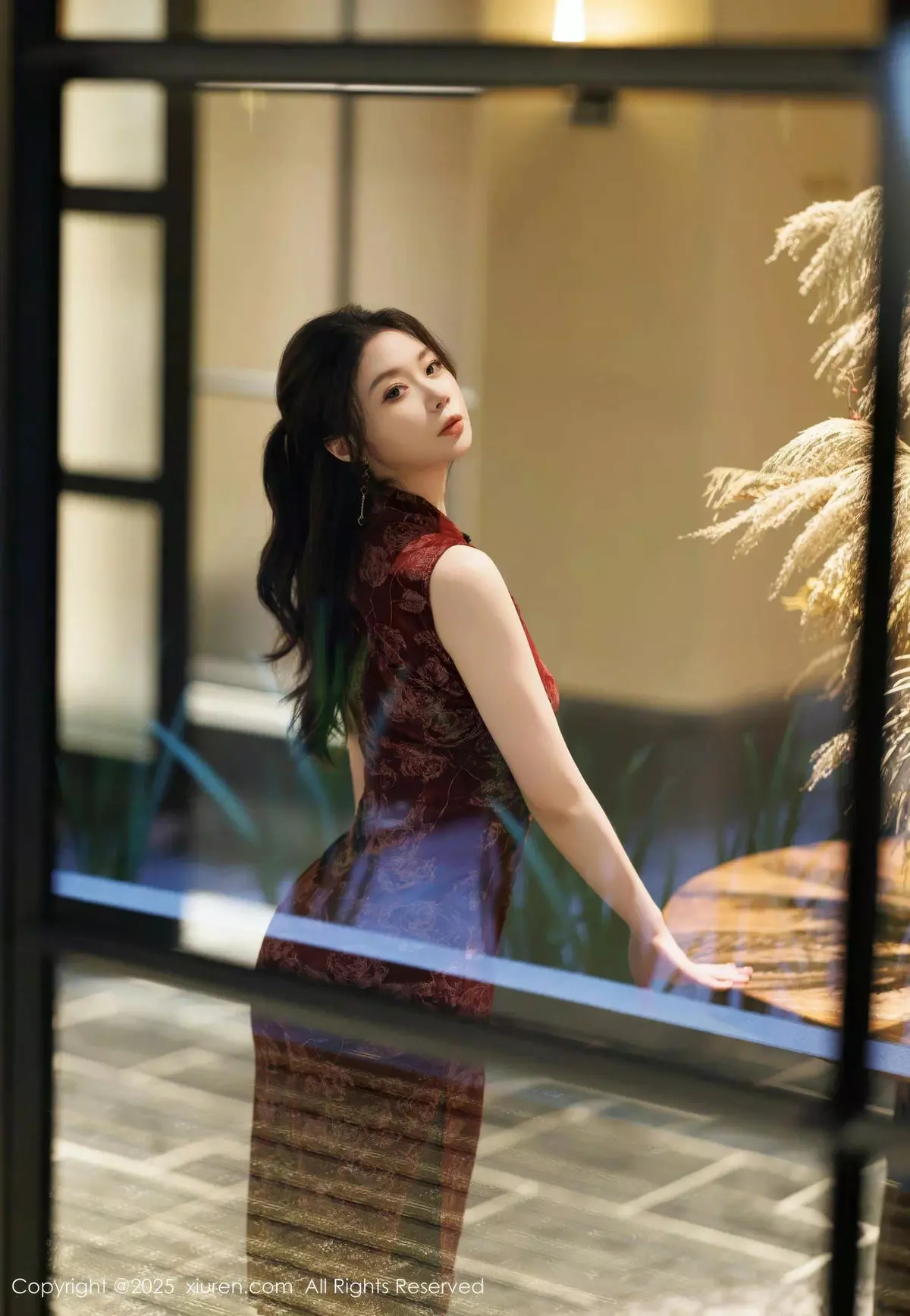 [[XiuRen秀人网]秀人网]No.10106_模特梦心玥红色旗袍露紫色情趣服饰配黑丝袜秀高挑身材诱惑写真82P