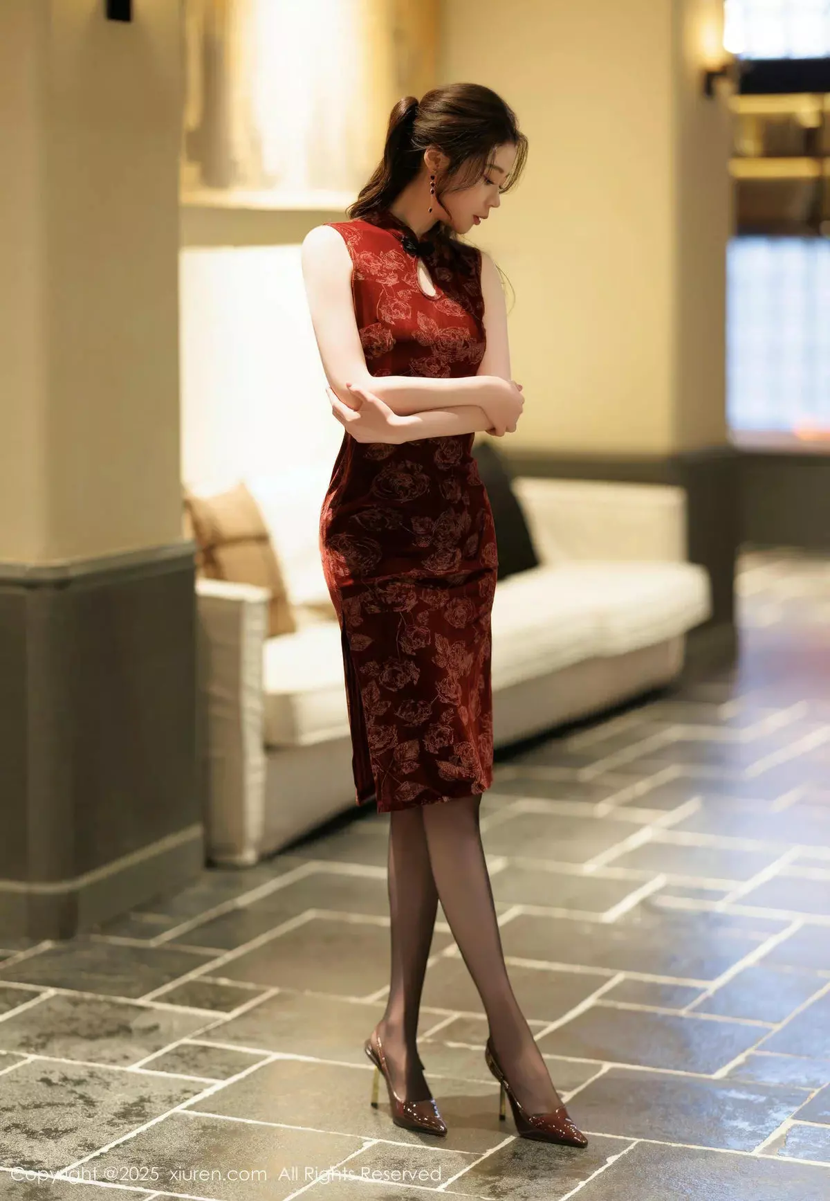 [[XiuRen秀人网]秀人网]No.10106_模特梦心玥红色旗袍露紫色情趣服饰配黑丝袜秀高挑身材诱惑写真82P