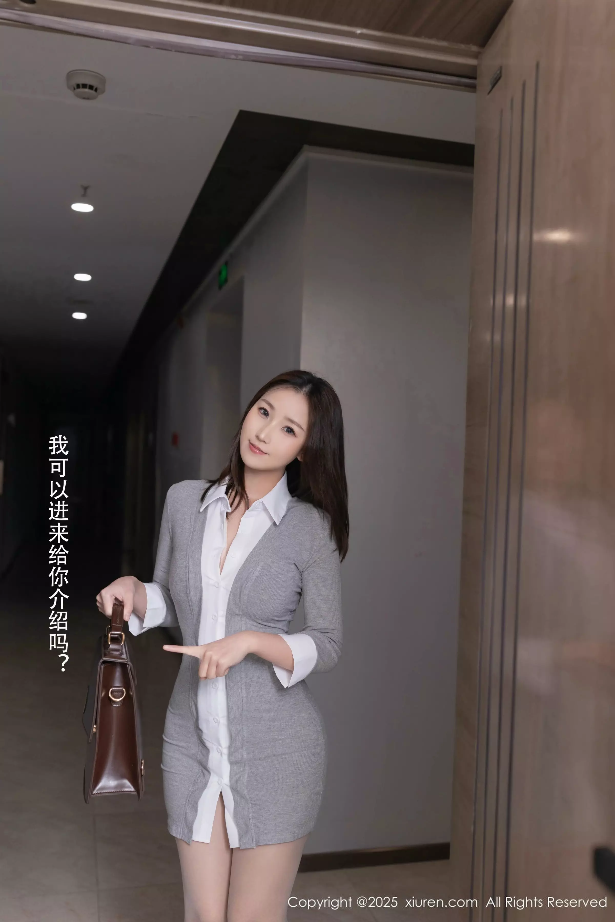 [[XiuRen秀人网]秀人网]No.10105_模特杏子Yada性感灰色短裙露肉色内衣配原色丝袜秀美腿诱惑写真70P