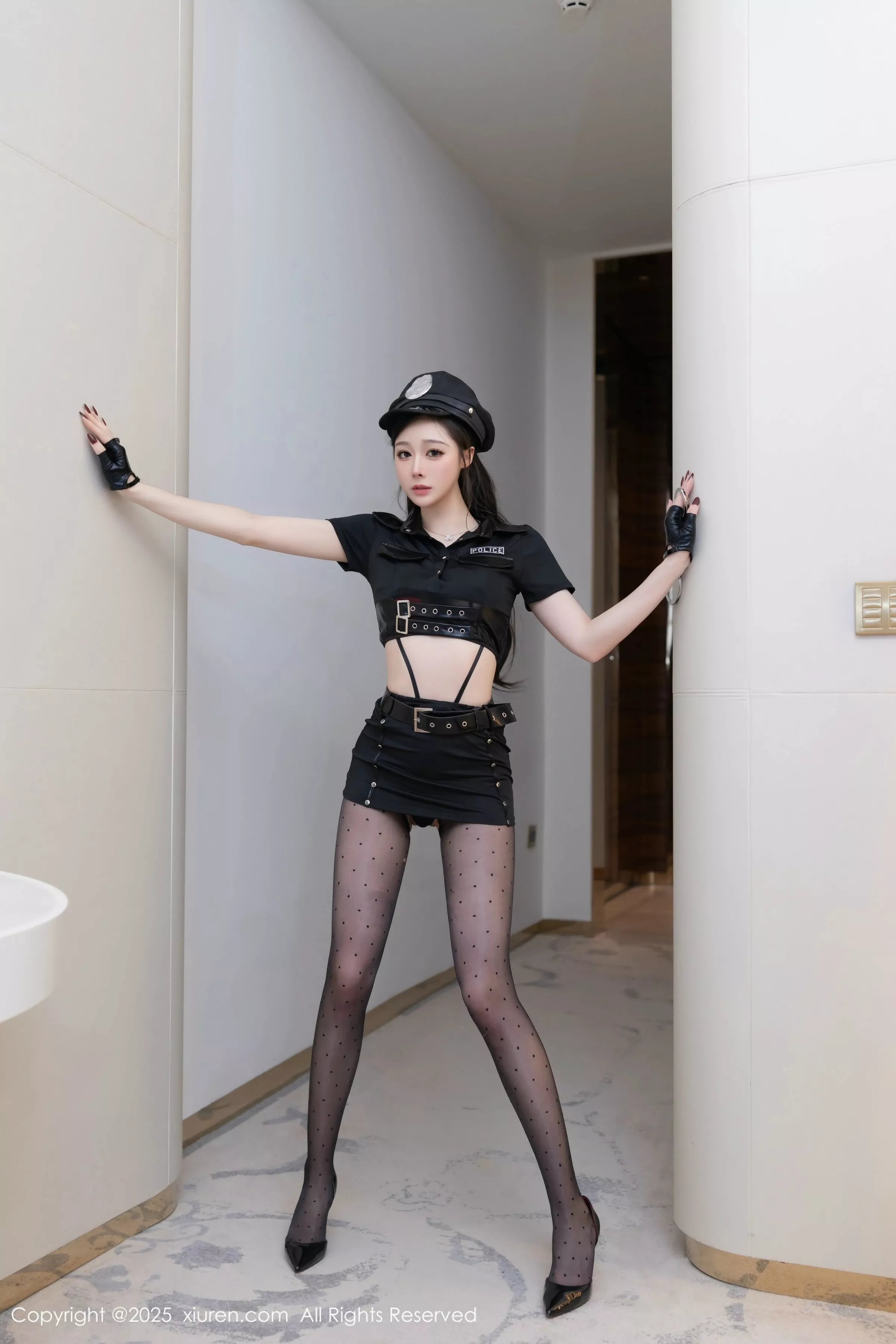 [[XiuRen秀人网]秀人网]No.10115_模特小逗逗性感黑色制服露黑色情趣内衣配超薄黑丝极致魅惑写真80P