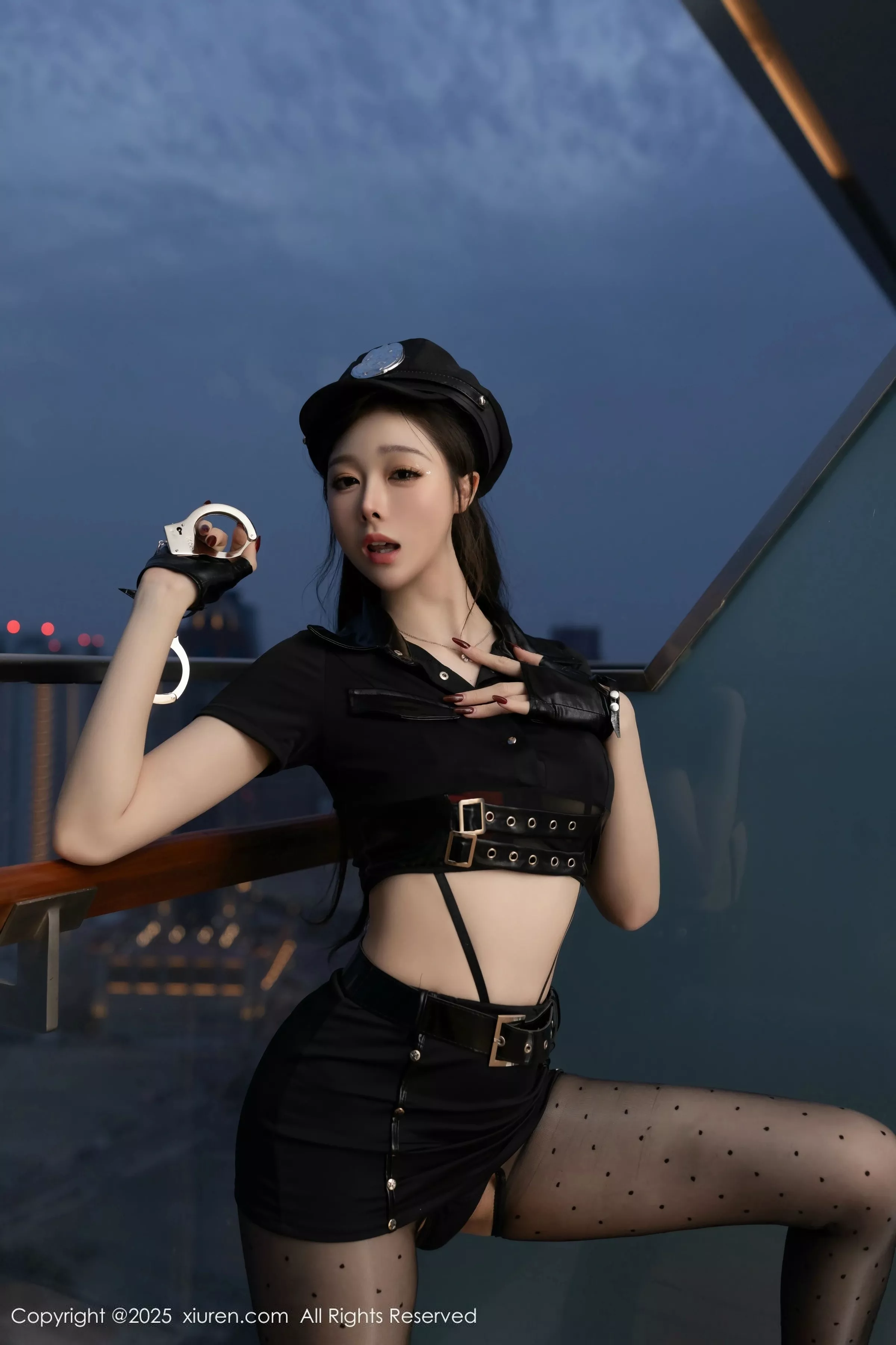 [[XiuRen秀人网]秀人网]No.10115_模特小逗逗性感黑色制服露黑色情趣内衣配超薄黑丝极致魅惑写真80P