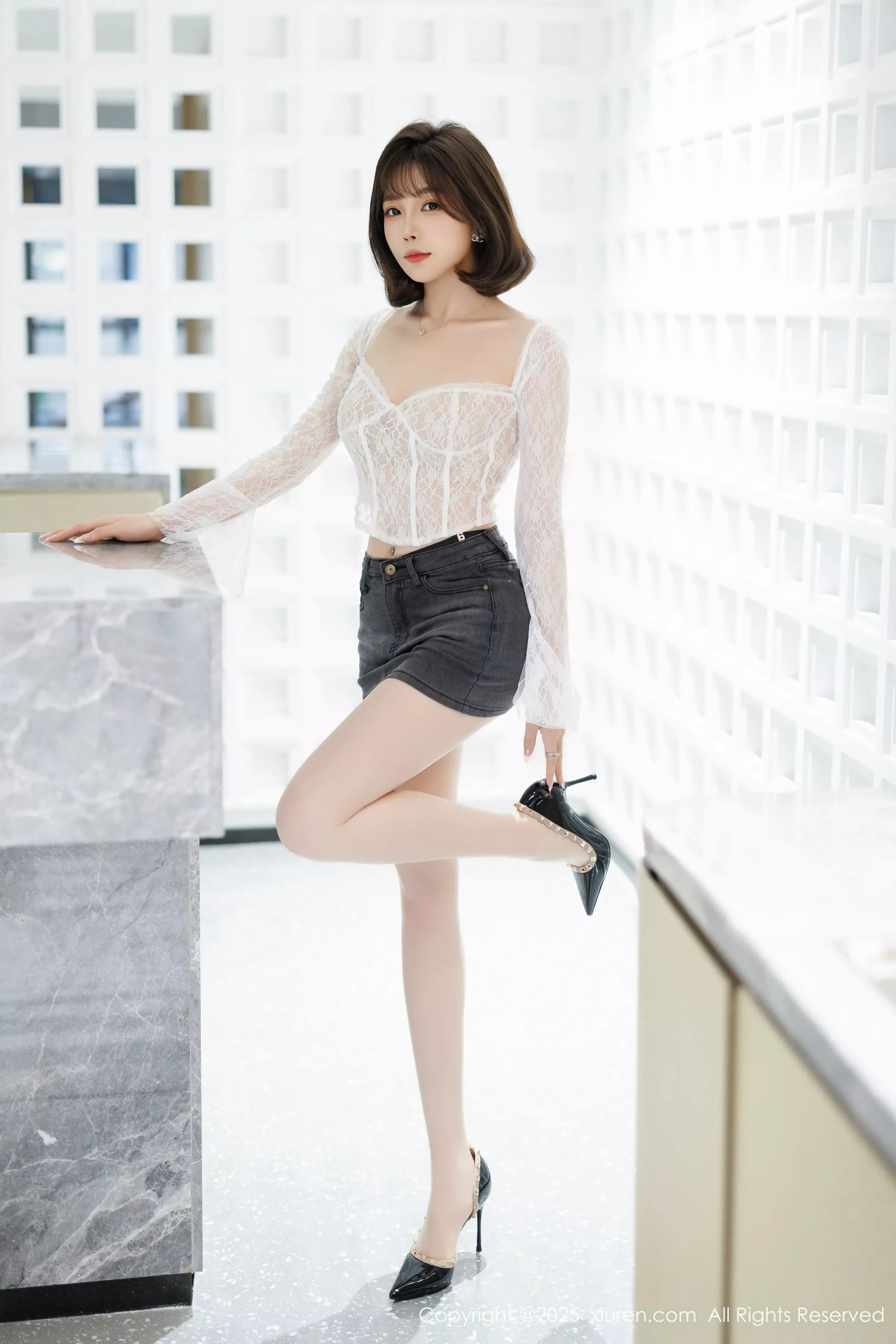 [[XiuRen秀人网]秀人网]No.10113_女神徐莉芝Booty白色上衣配肉丝袜+蓝色情趣内衣秀美腿诱惑写真83P