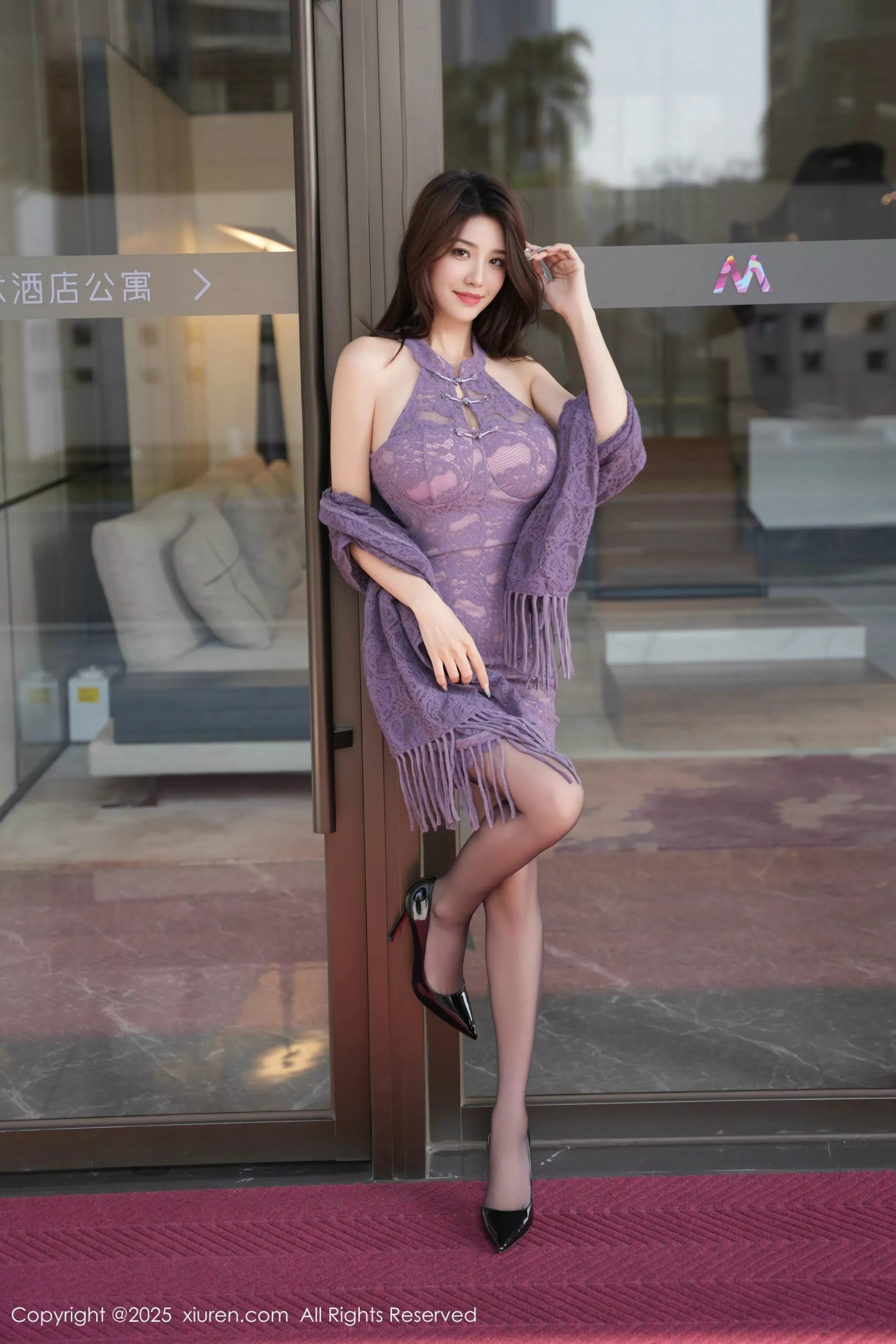 [[XiuRen秀人网]秀人网]No.10111_模特Well11性感紫色旗袍服饰配开档黑丝秀高挑曼妙身姿诱惑写真70P