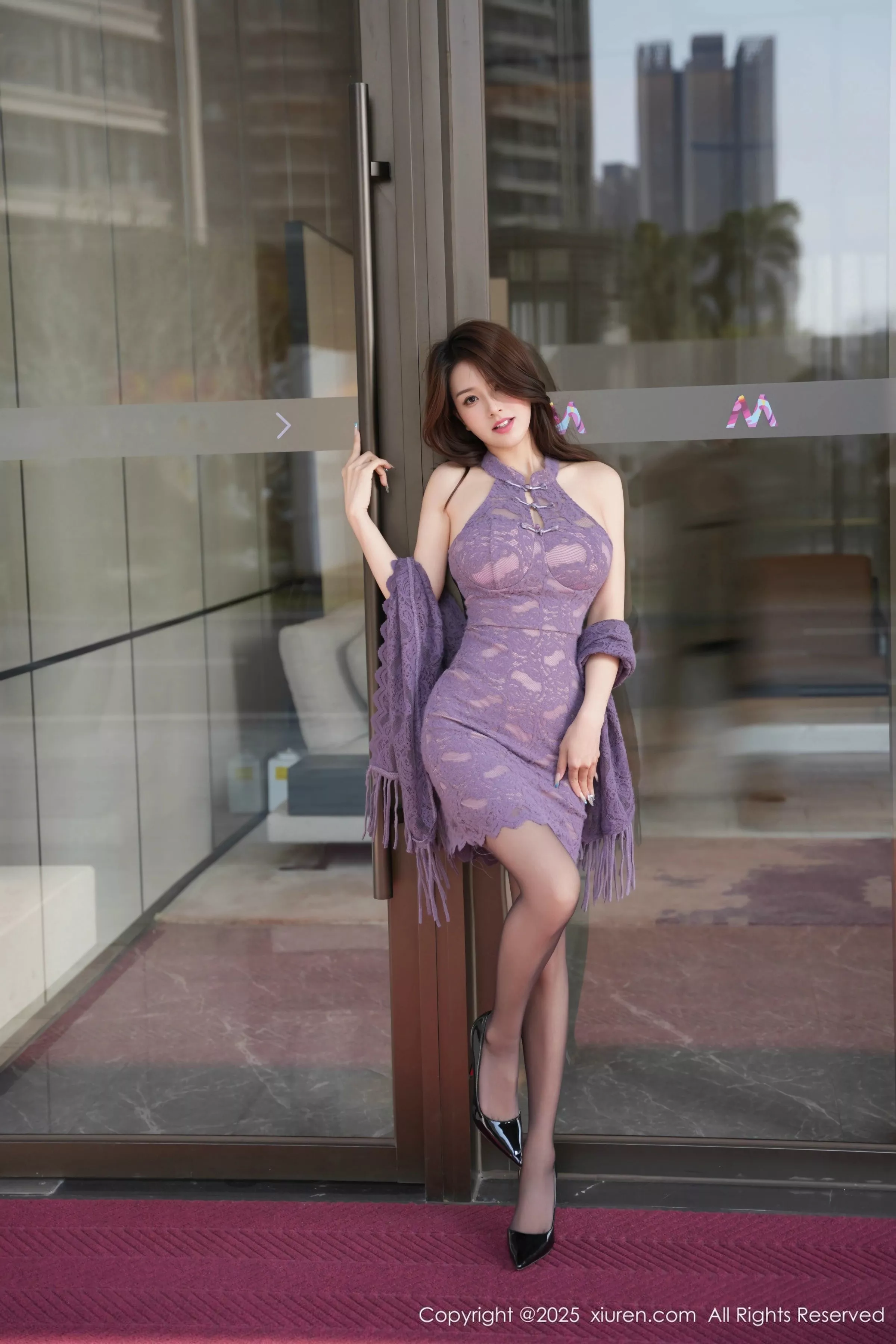 [[XiuRen秀人网]秀人网]No.10111_模特Well11性感紫色旗袍服饰配开档黑丝秀高挑曼妙身姿诱惑写真70P