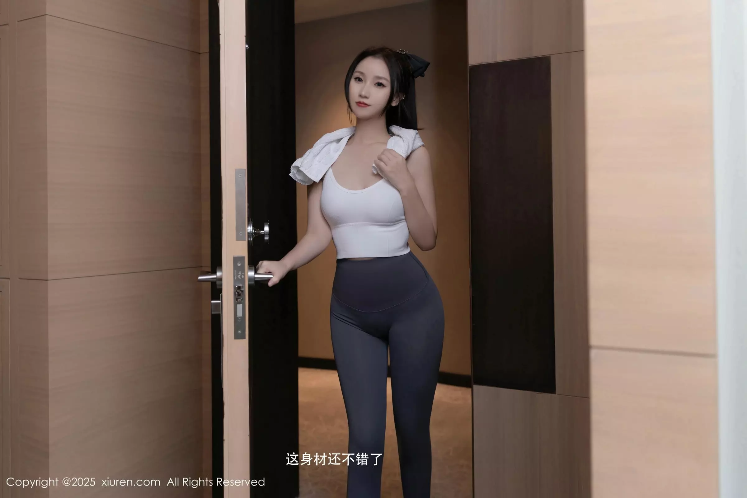 [[XiuRen秀人网]秀人网]No.10042_模特杏子Yada性感灰色瑜伽服露紫色内衣秀曼妙身姿诱惑写真82P