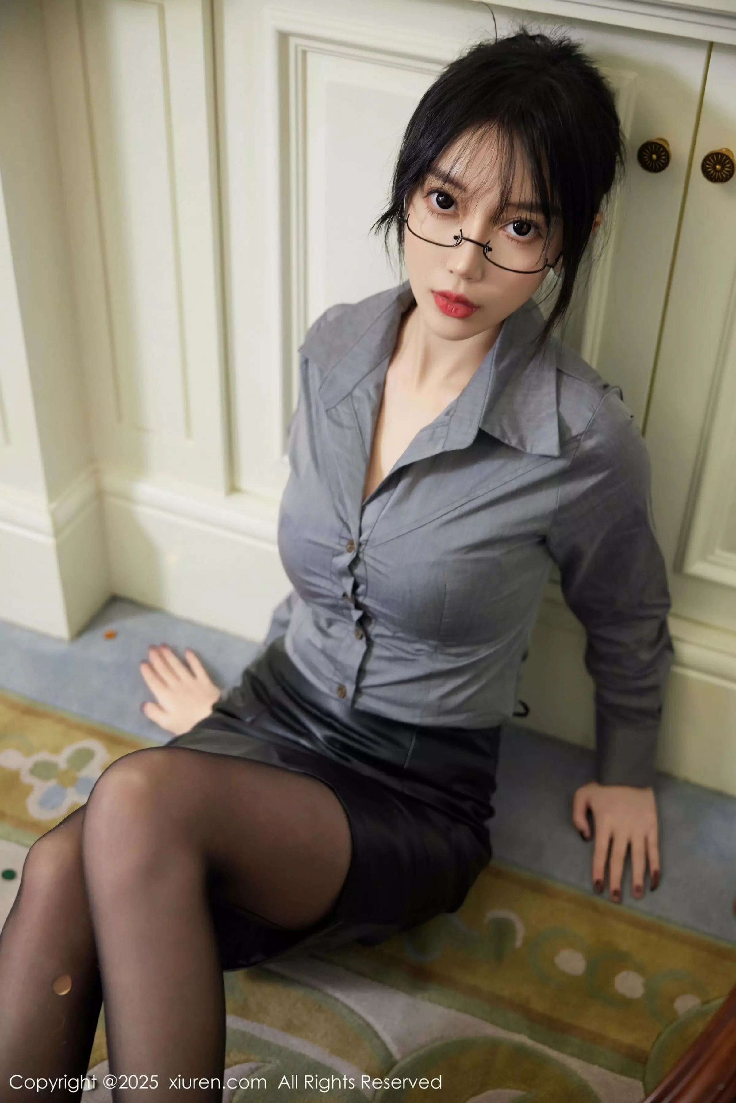 [[XiuRen秀人网]秀人网]No.10043_模特玥儿玥er性感Ol职业装露黑色内衣配超薄黑丝秀美腿诱惑写真87P