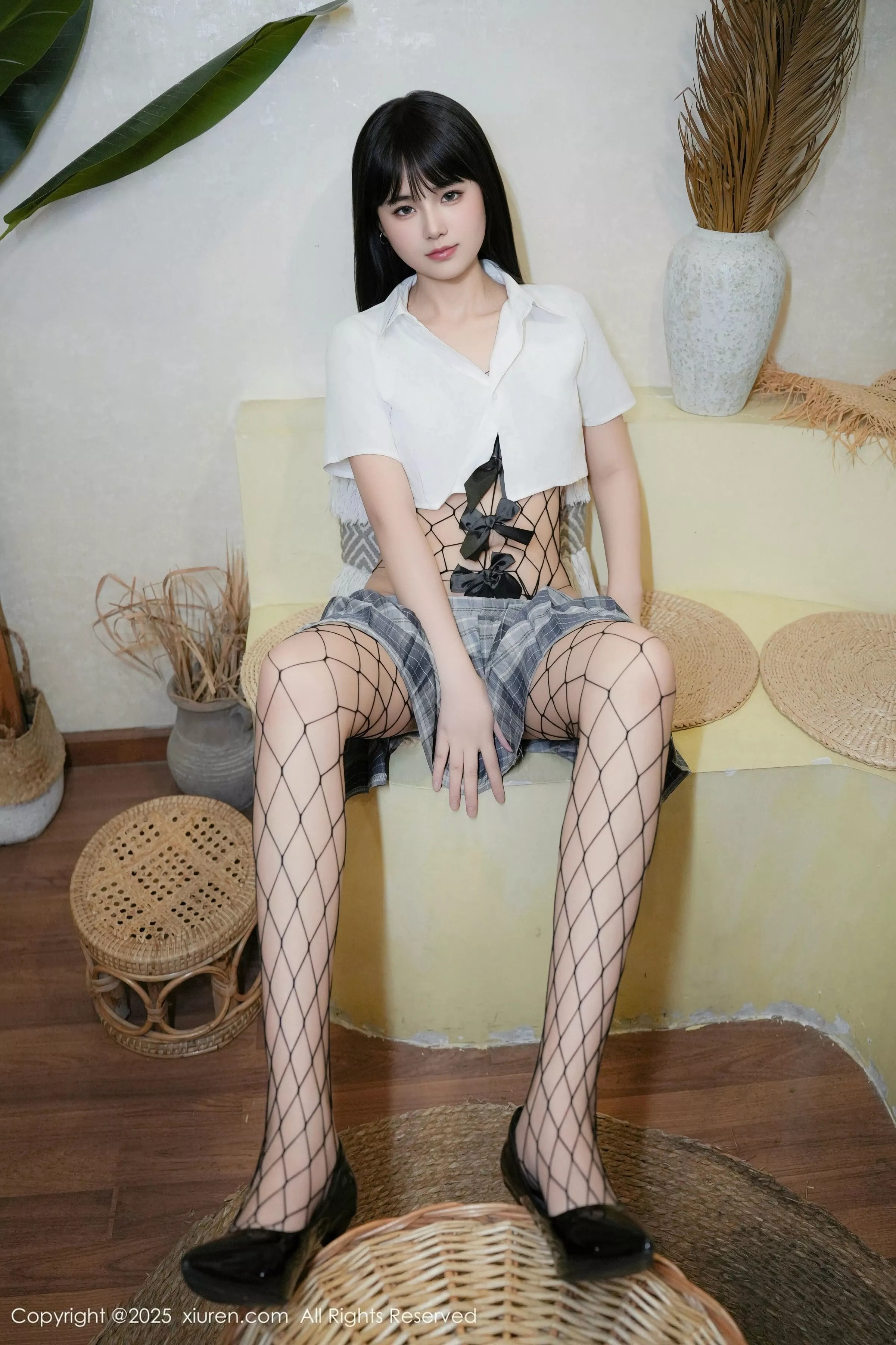 [[XiuRen秀人网]秀人网]No.10118_模特姚若兮vay性感白T配灰短裙露黑丝网袜秀曼妙身姿诱惑写真55P