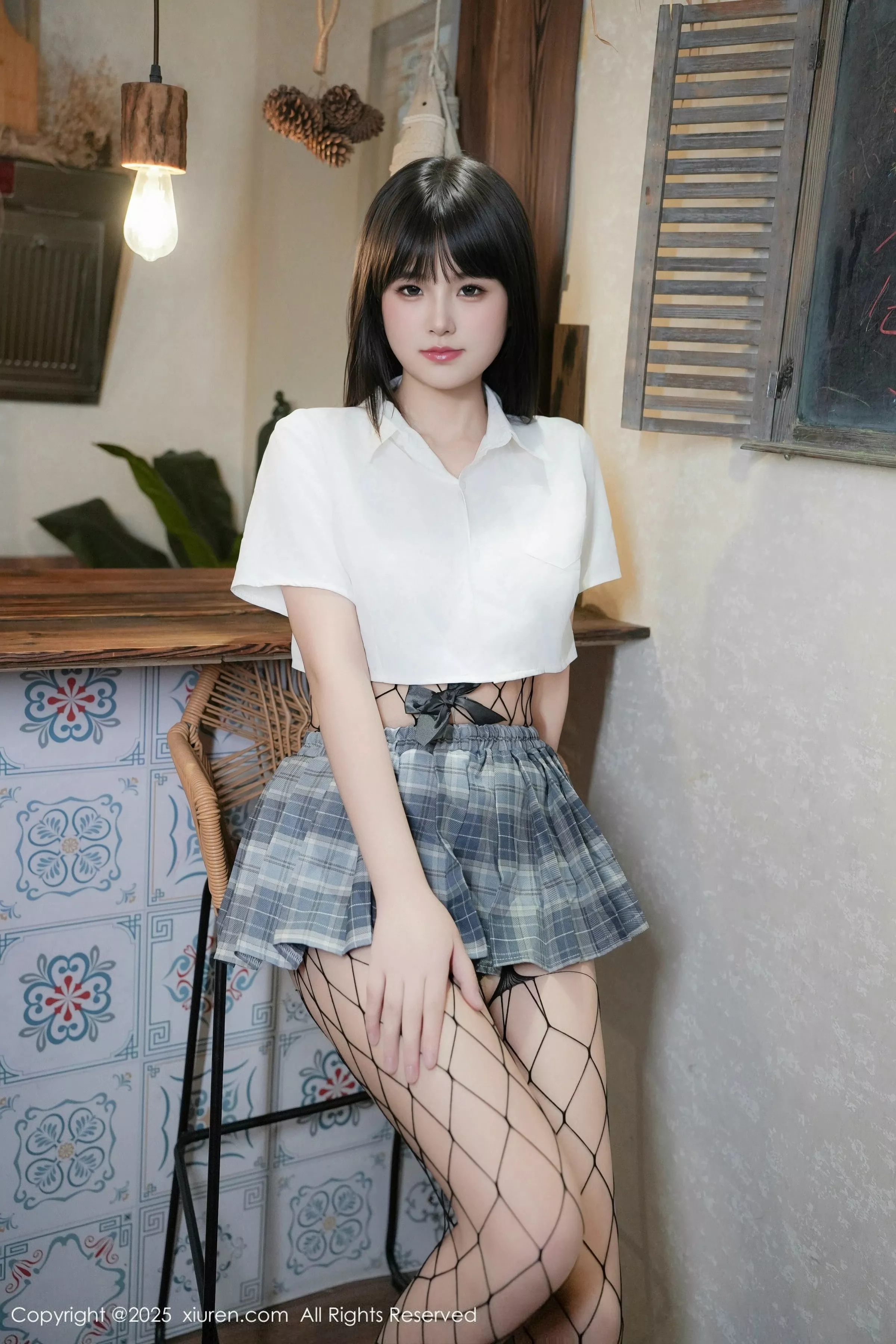 [[XiuRen秀人网]秀人网]No.10118_模特姚若兮vay性感白T配灰短裙露黑丝网袜秀曼妙身姿诱惑写真55P