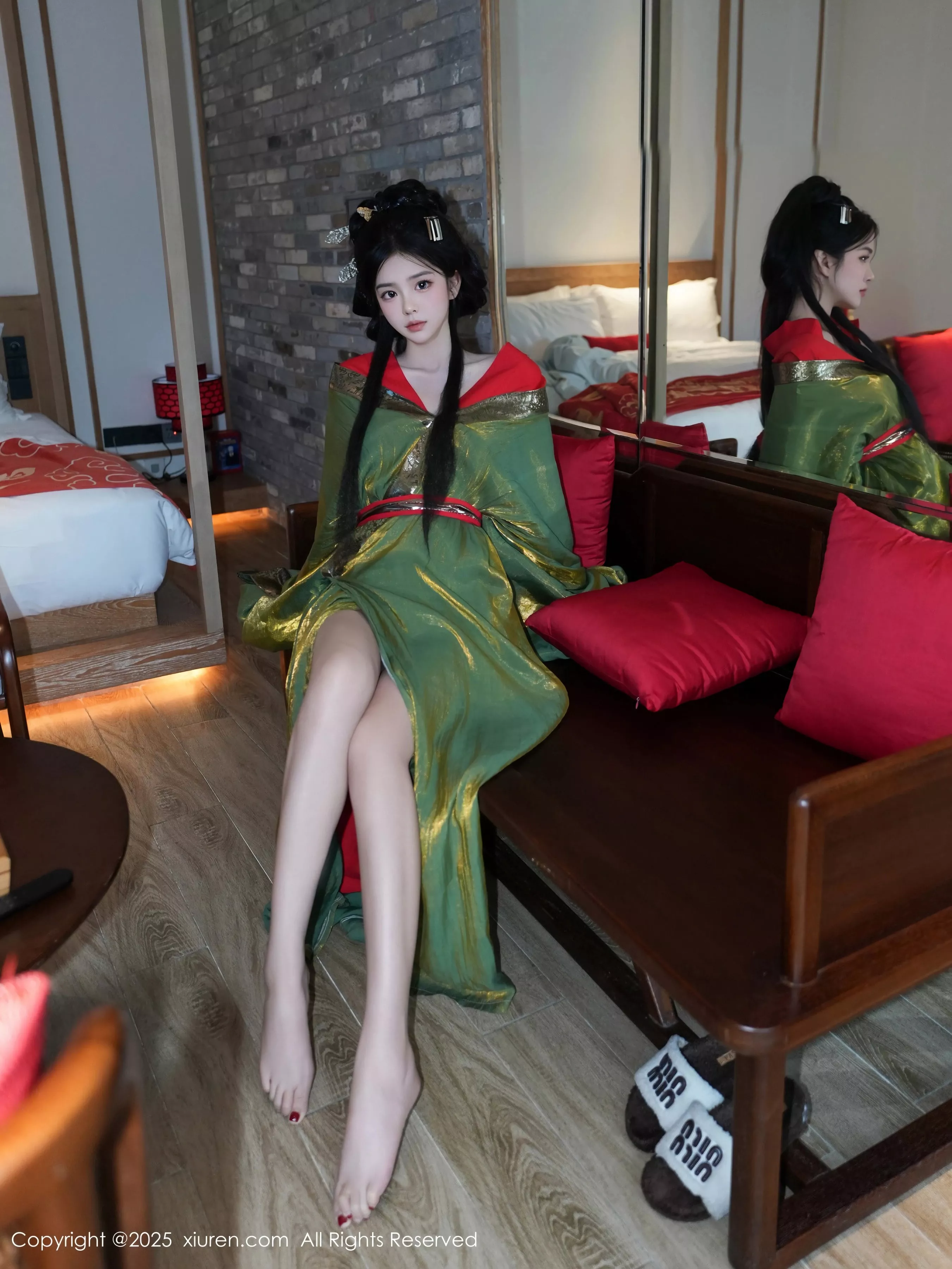 [[XiuRen秀人网]秀人网]No.10126_模特雪糕CiCi性感绿色古风服饰露红色情趣服饰秀美腿诱惑写真68P