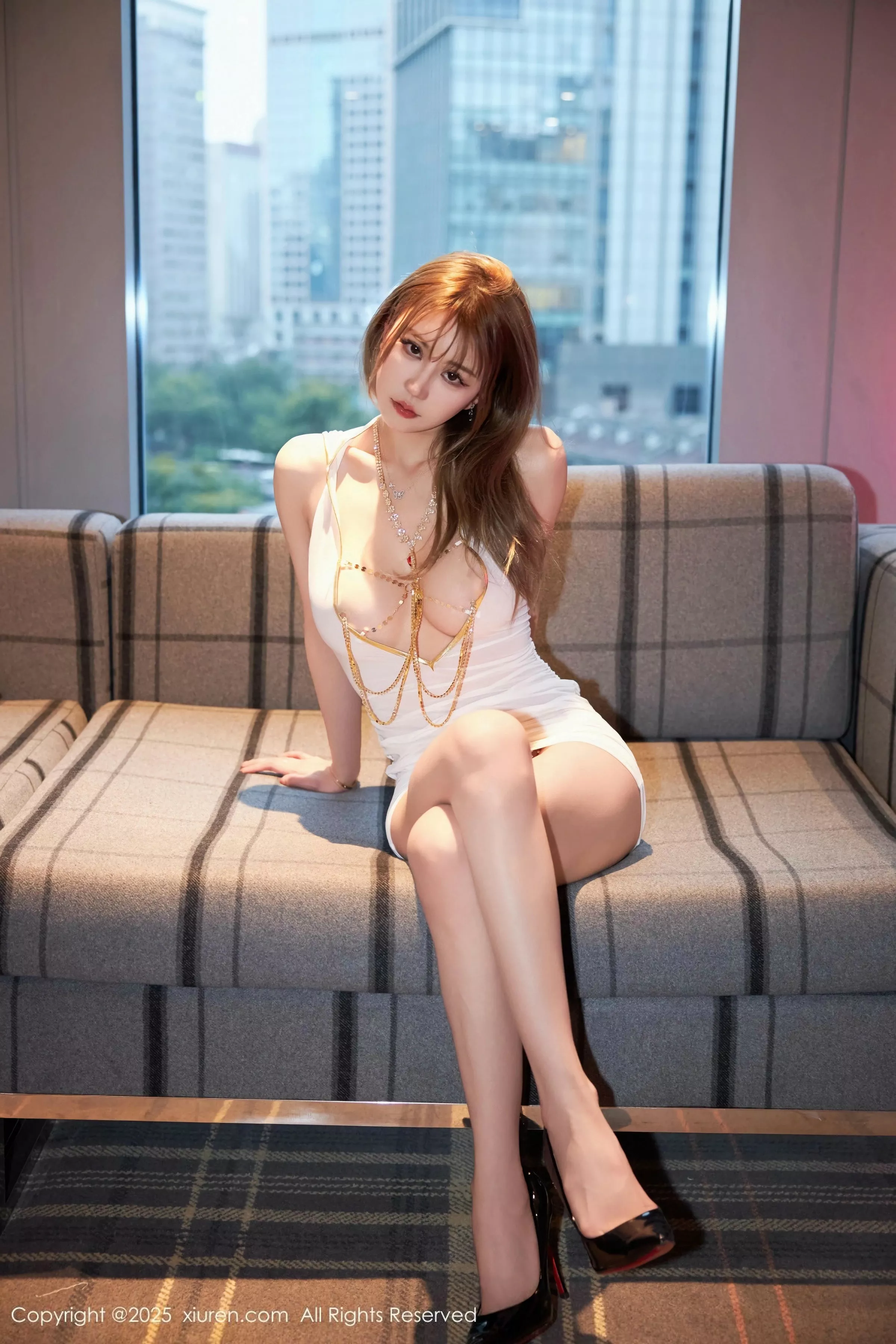 [[XiuRen秀人网]秀人网]No.10127_模特Zoe柚柚性感白色服饰露金属情趣内衣秀凹凸身材诱惑写真70P